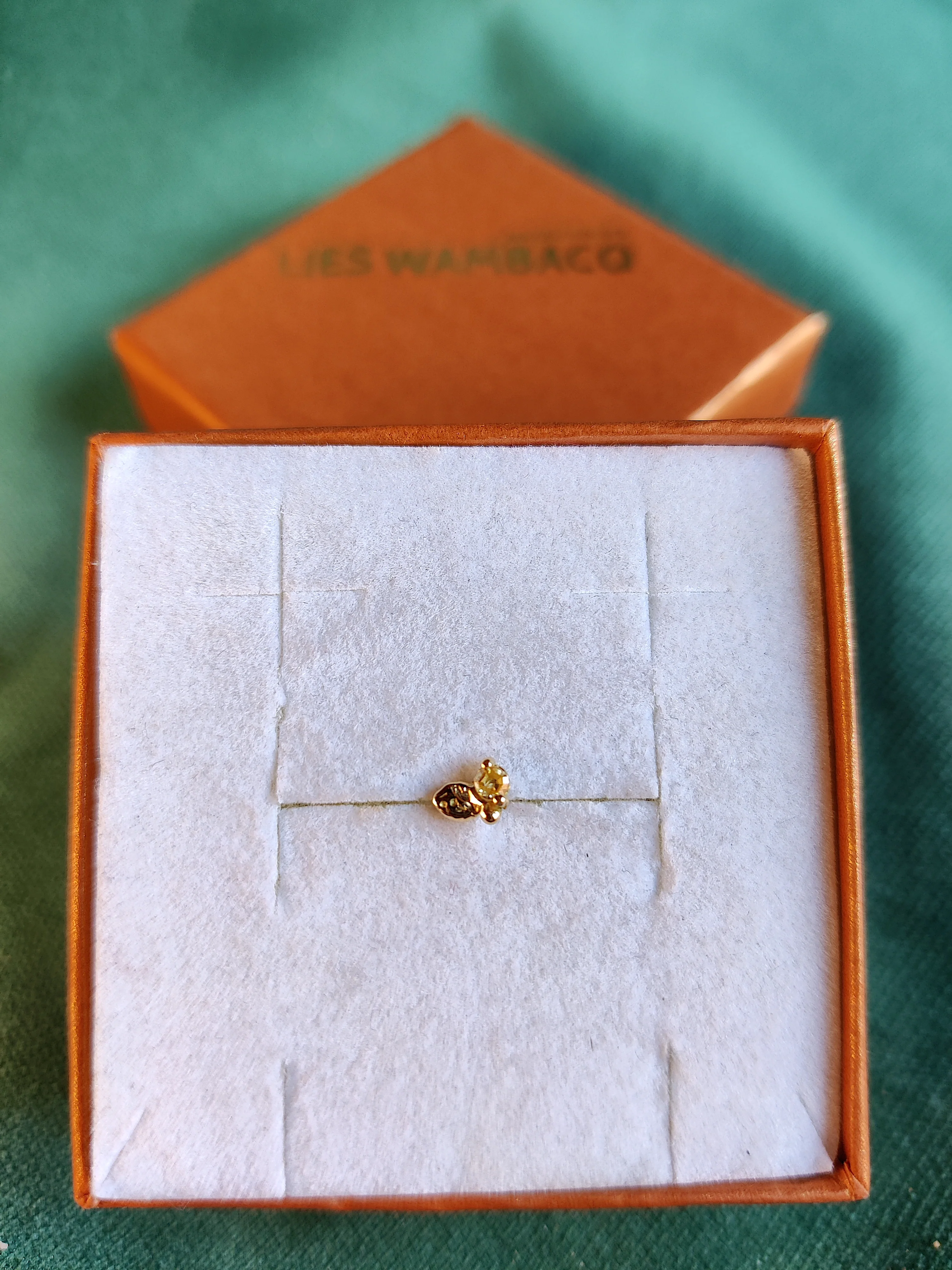 Neuspiercing in 18k geelgoud met gele diamant - Lily