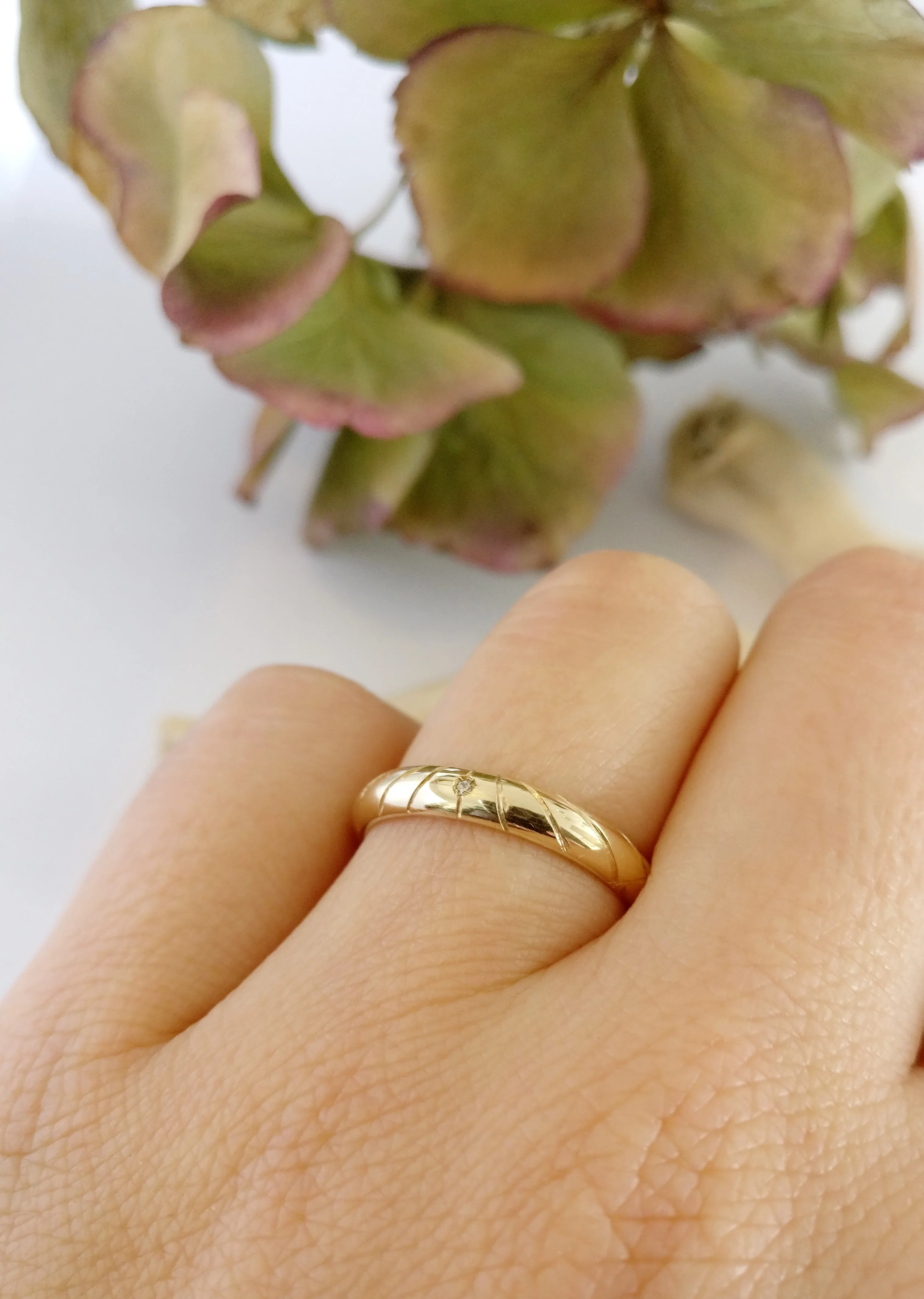 Trouwringen in 18k geel goud met diamant: Joe en Marilyn