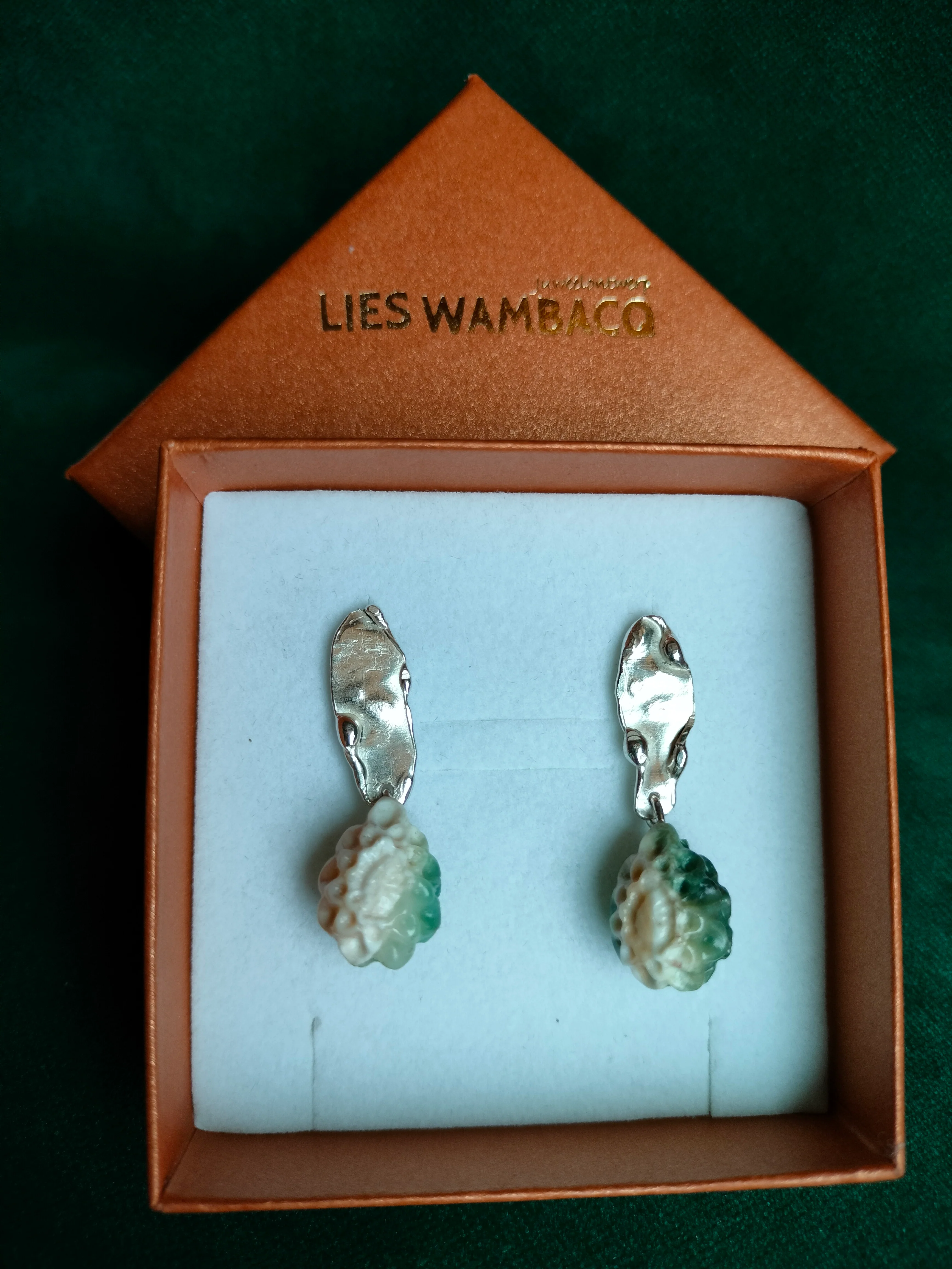 Oorbel in zilver met groene parelmoer: Eveline