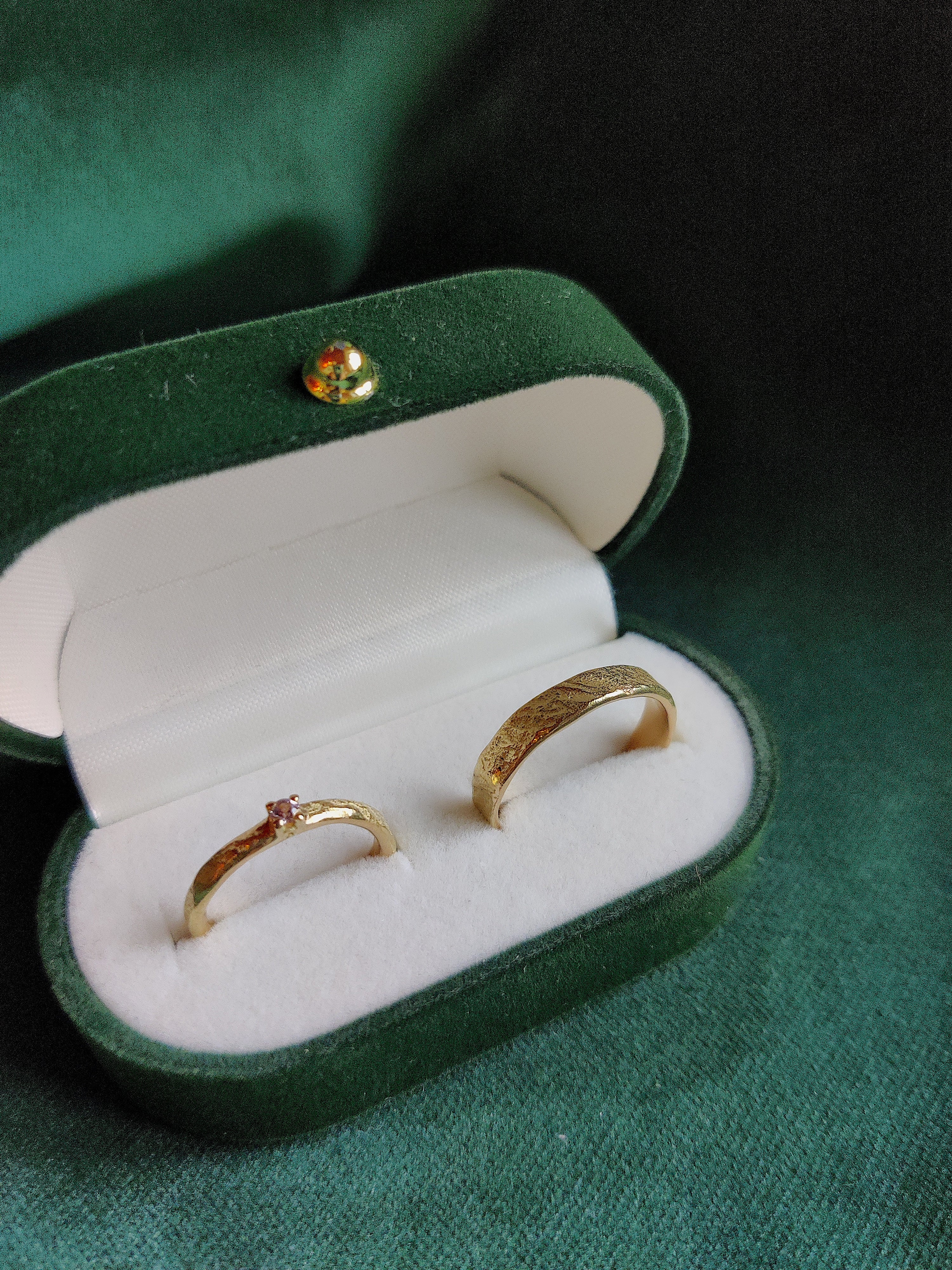 Trouwringen in 18k geel goud met licht paarse saffier - Brigitte en Emmanuel