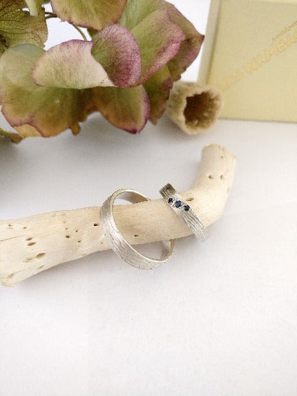 Trouwringen in 18k wit goud met saffier: Arwen en Aragon