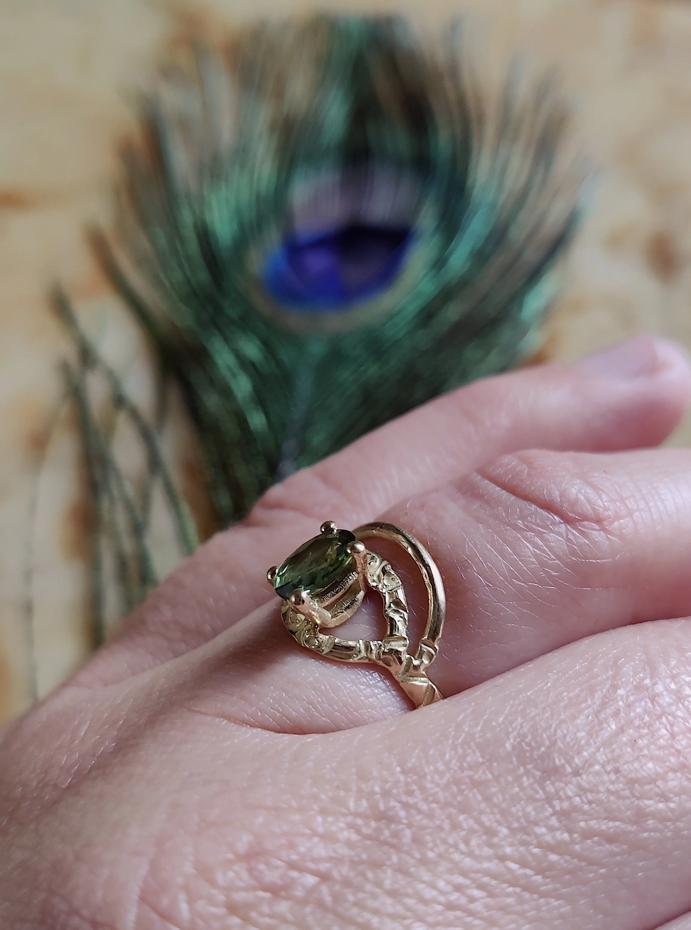 Ring in 18k geel goud met groene saffier: Horus.