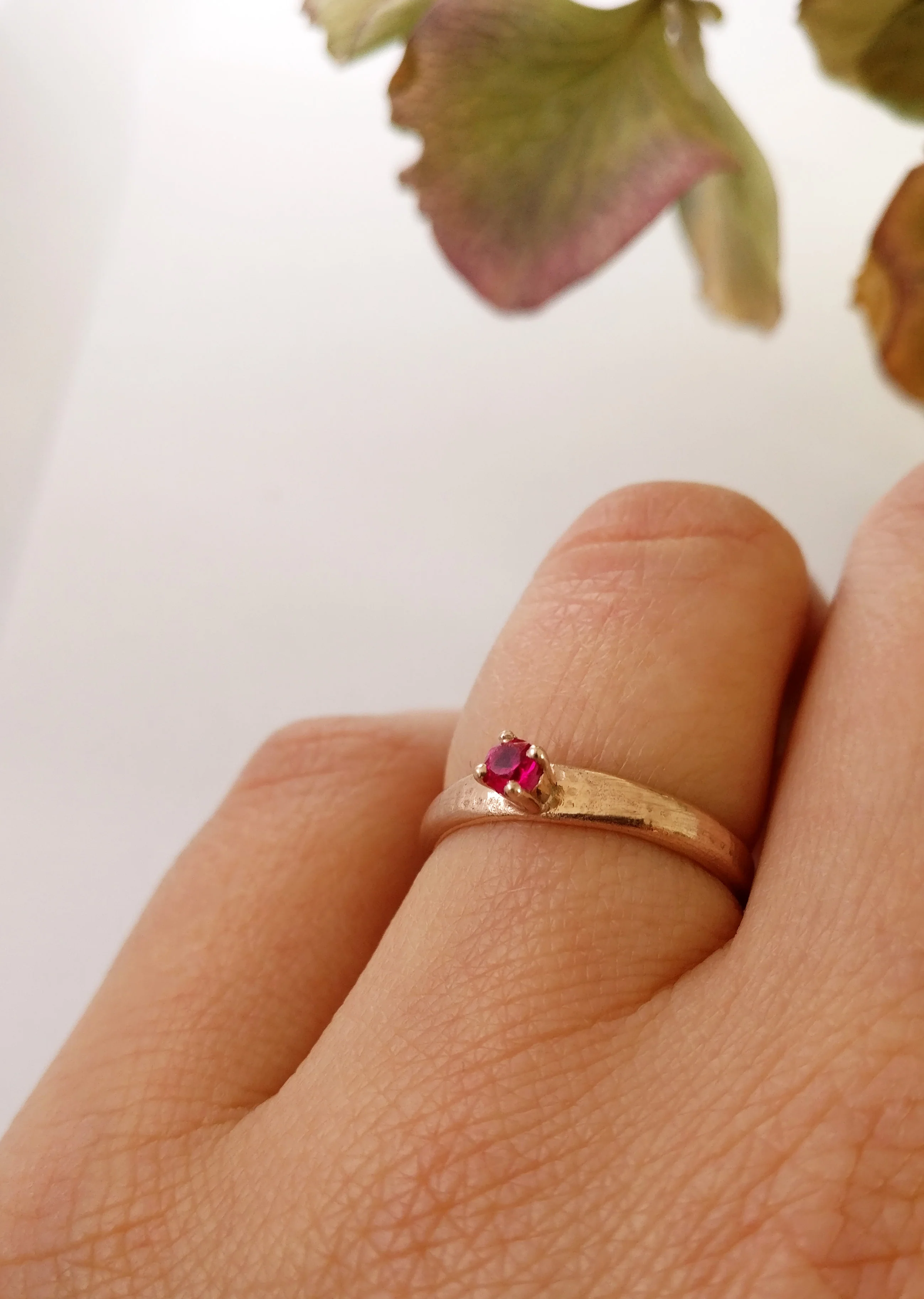 Trouwringen in 18k rosé goud met robijn: Nefertiti en Ramses