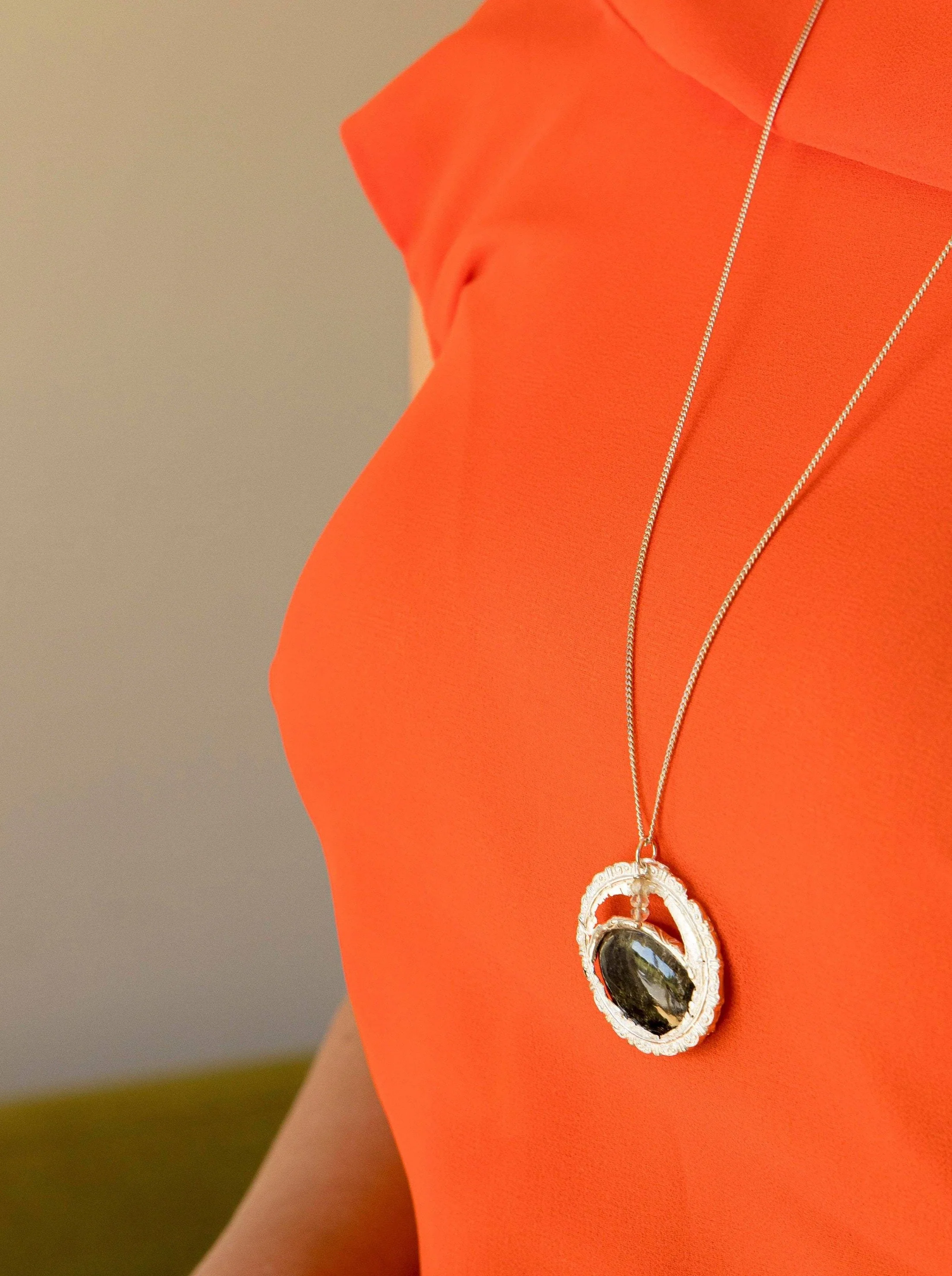 Ketting in zilver met ovalen grote steen en rookkwarts kraaltjes: Fossiel Koraal