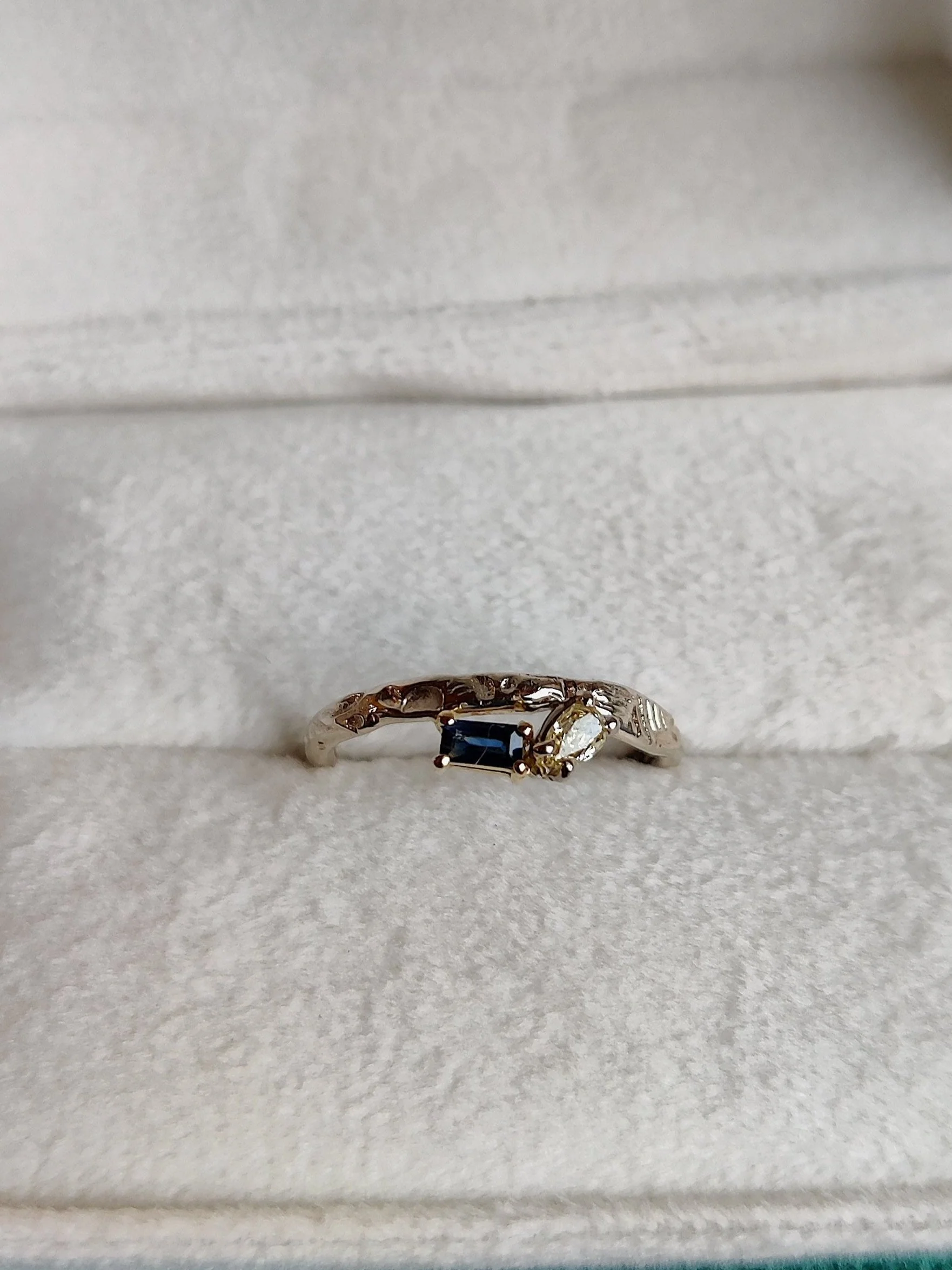 Ring in 18K witgoud met diamant en saffier: Louise