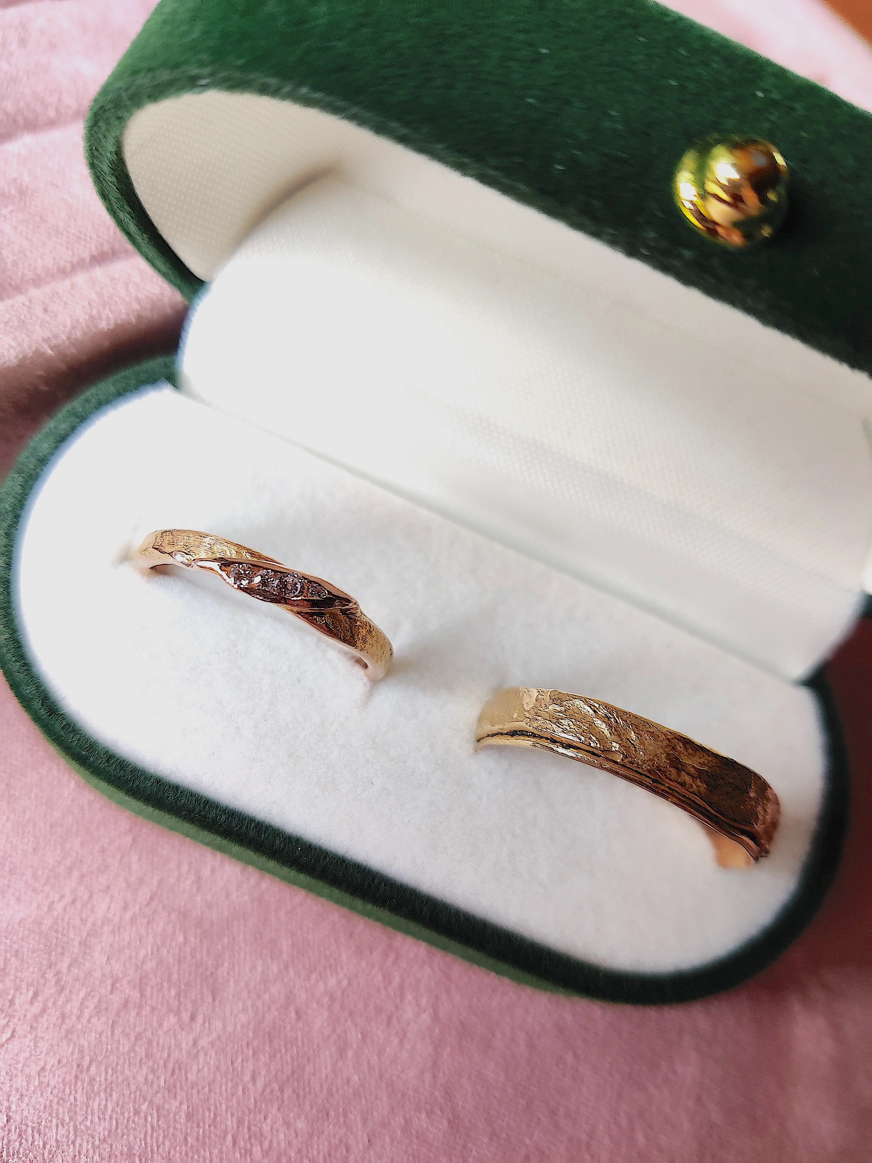 Trouwringen in 18k rood goud en diamant - Mathilde en Dolf