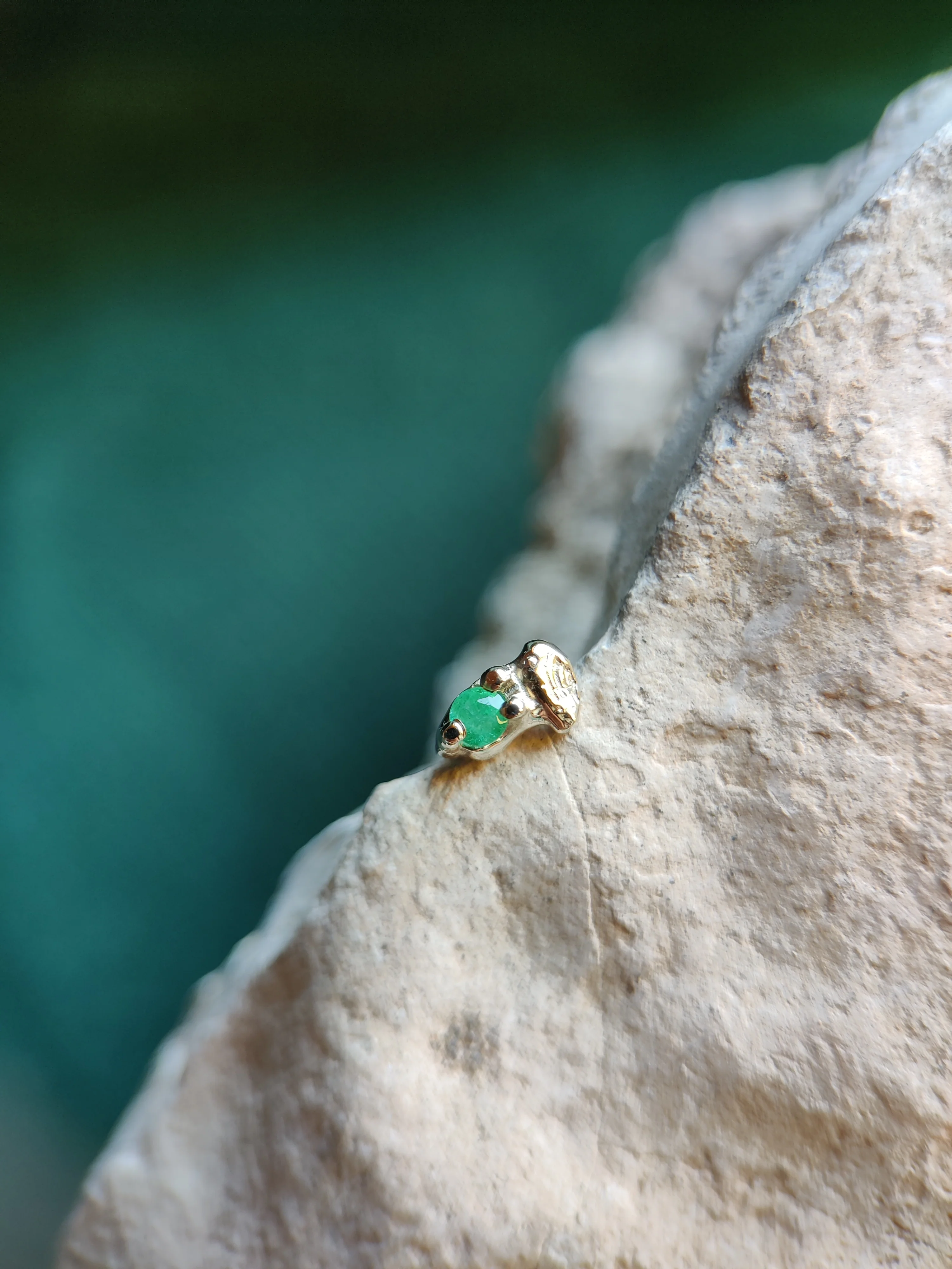 Losse oorbel of neuspiercing in 18k wit goud met smaragd: Leanna