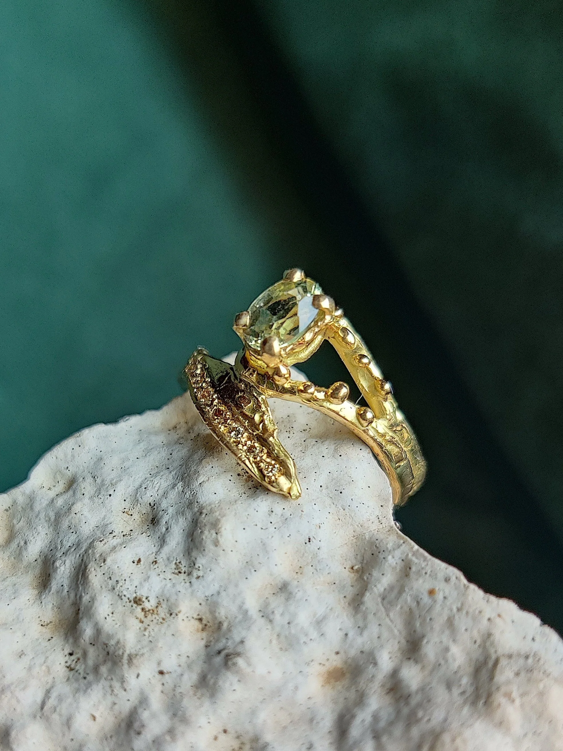 Ring 18k geelgoud met saffier en diamantjes: Luna