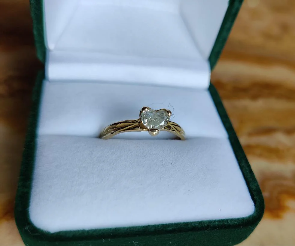 Ring in 18k geel goud met hartvormige diamant - Lars