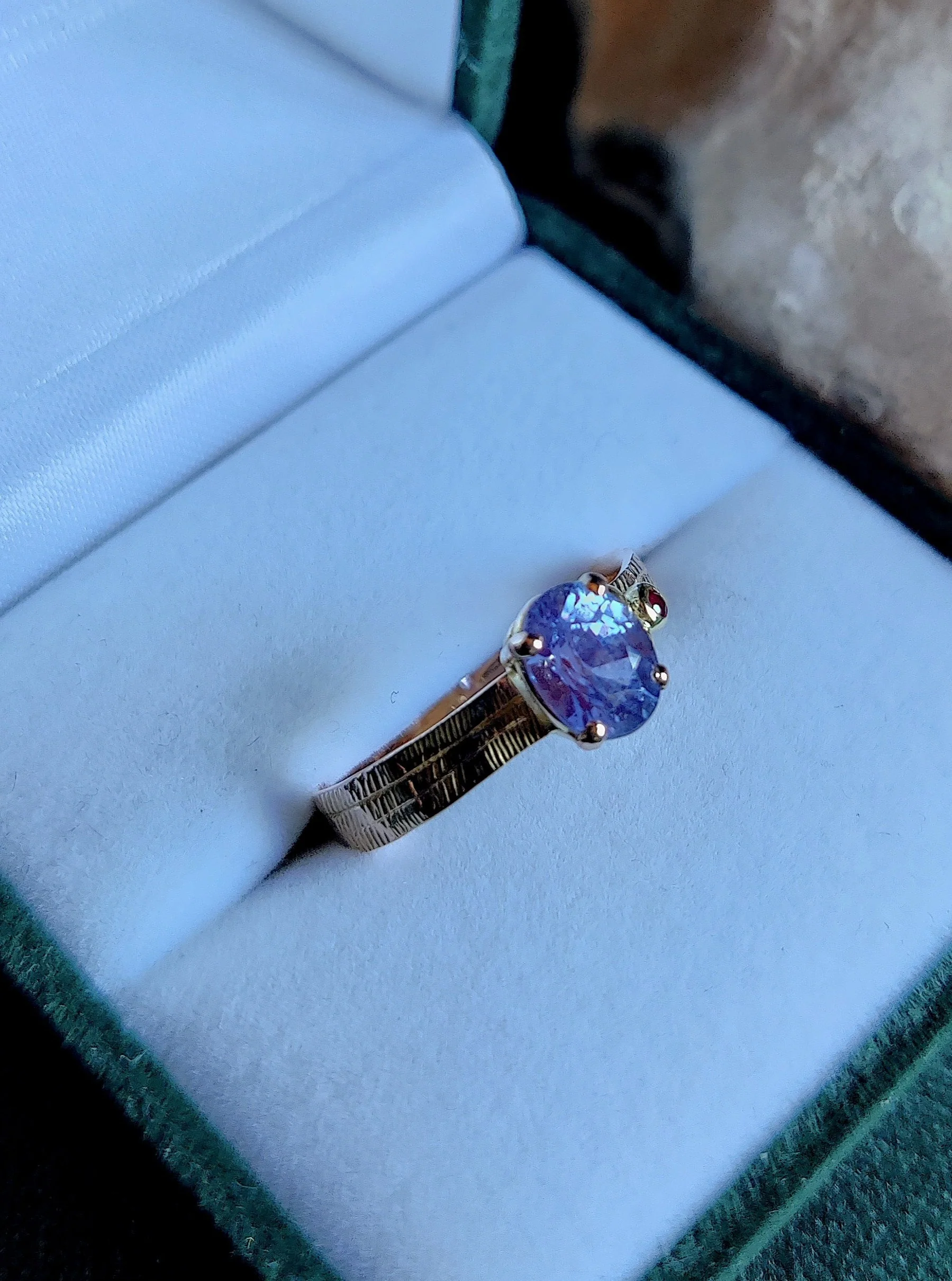 Ring in 18K rosé goud met paarse saffier en granaatje: Violetta