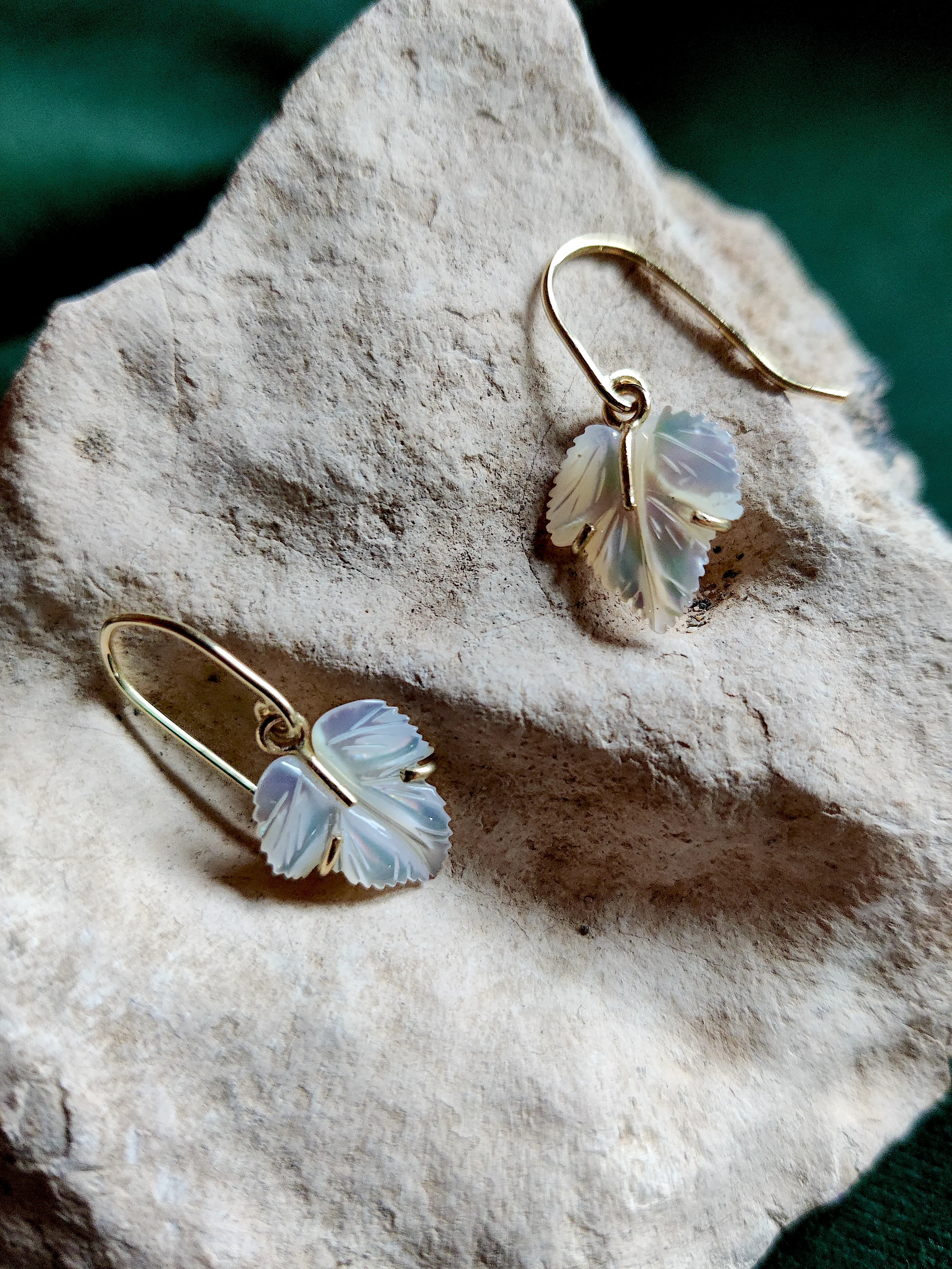 Oorbellen in 18K geel goud met parelmoer: Blaadje