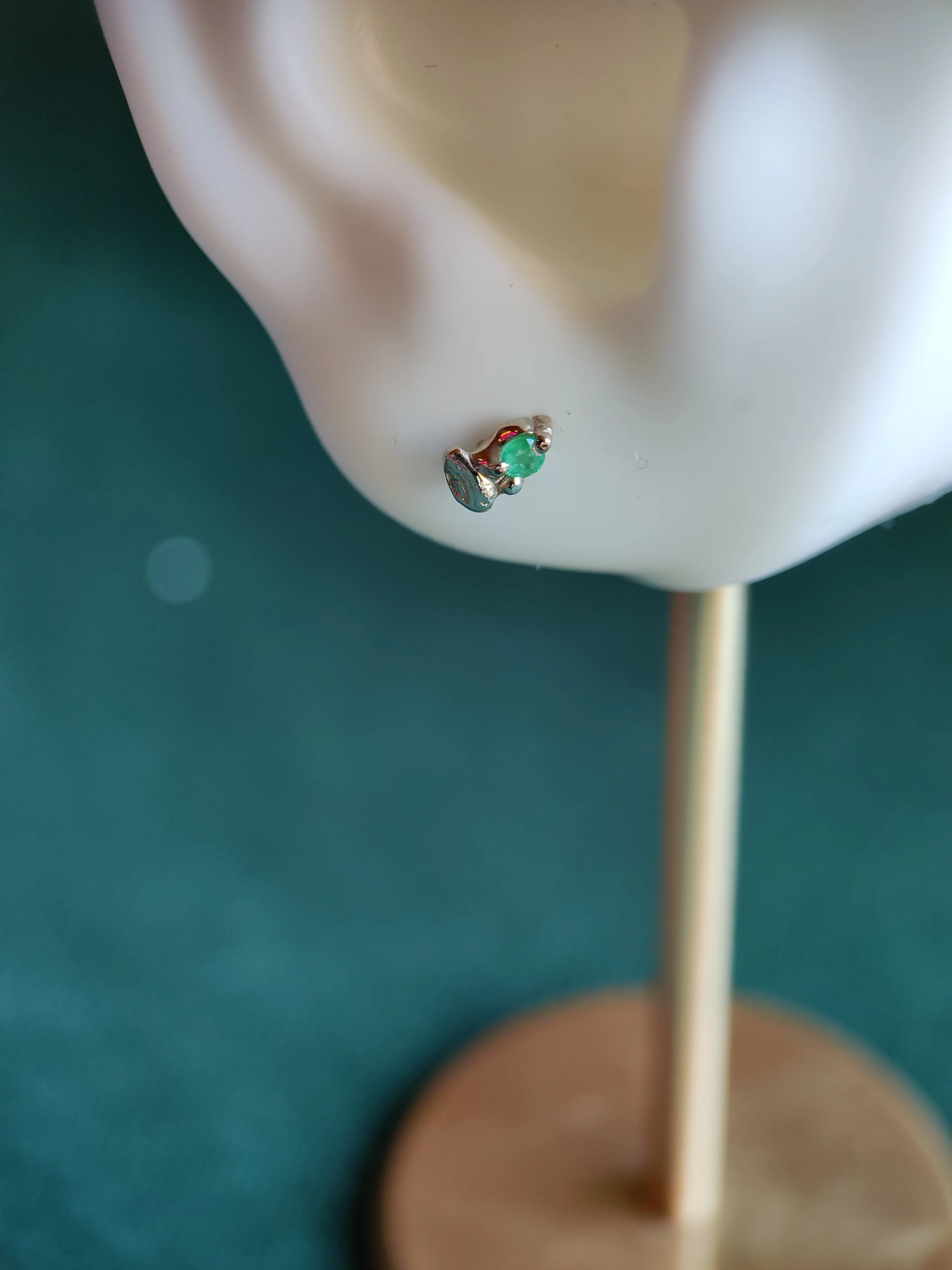 Losse oorbel of neuspiercing in 18k wit goud met smaragd: Leanna