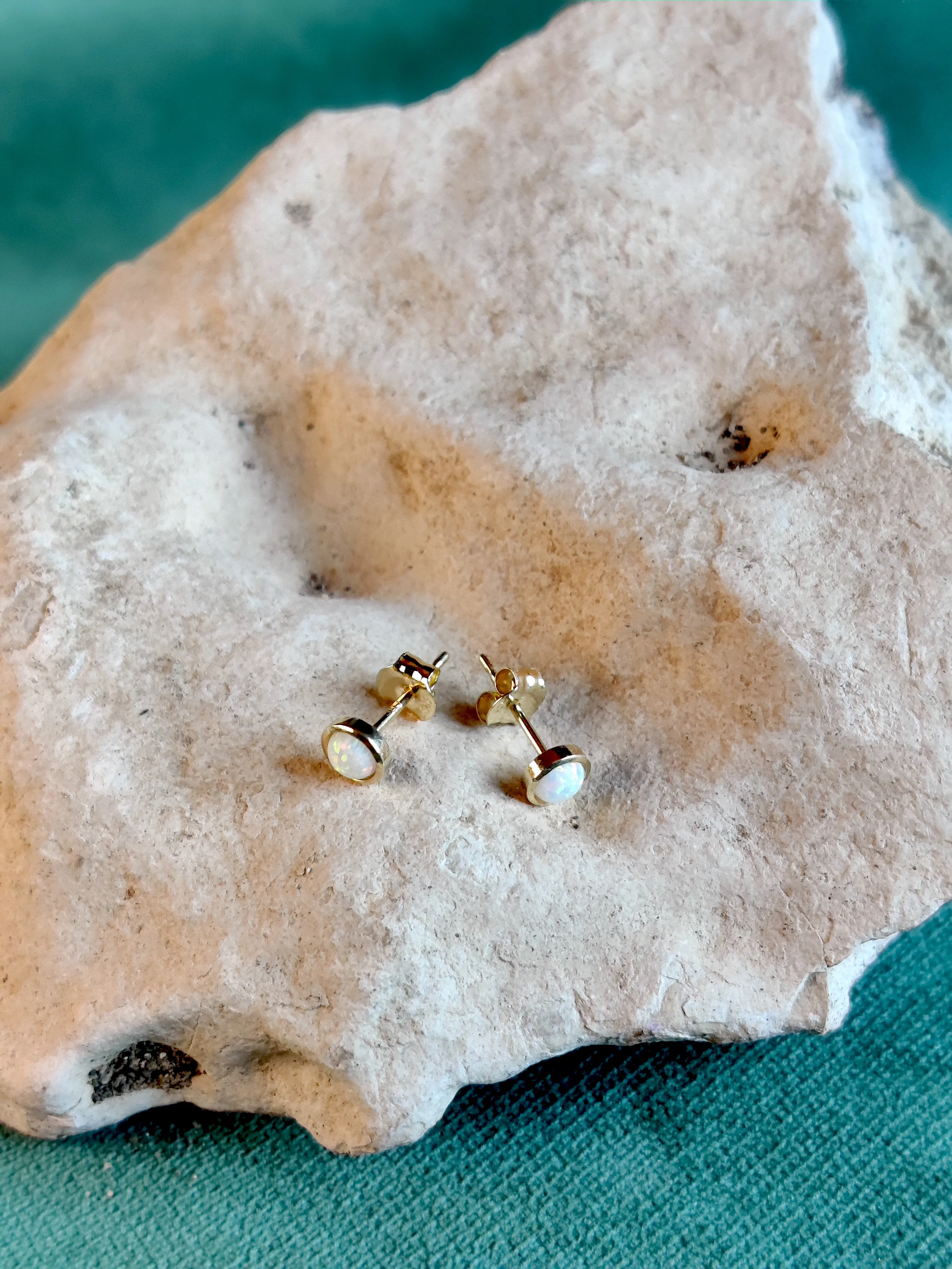 Oorbel in 14k geel goud met opaal: Juuno