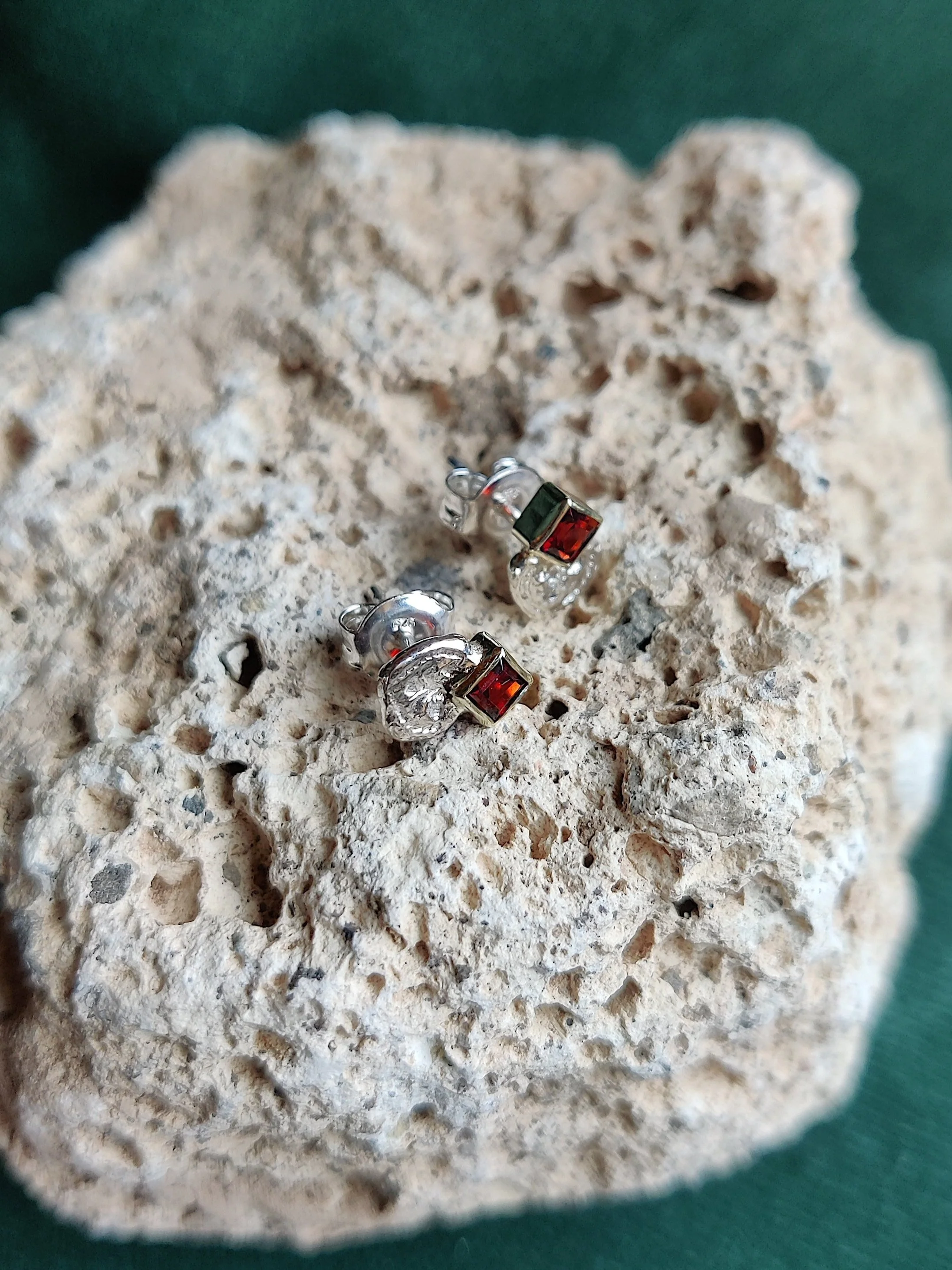 Oorbellen in het zilver en 14k geel goud met granaat: Kelly