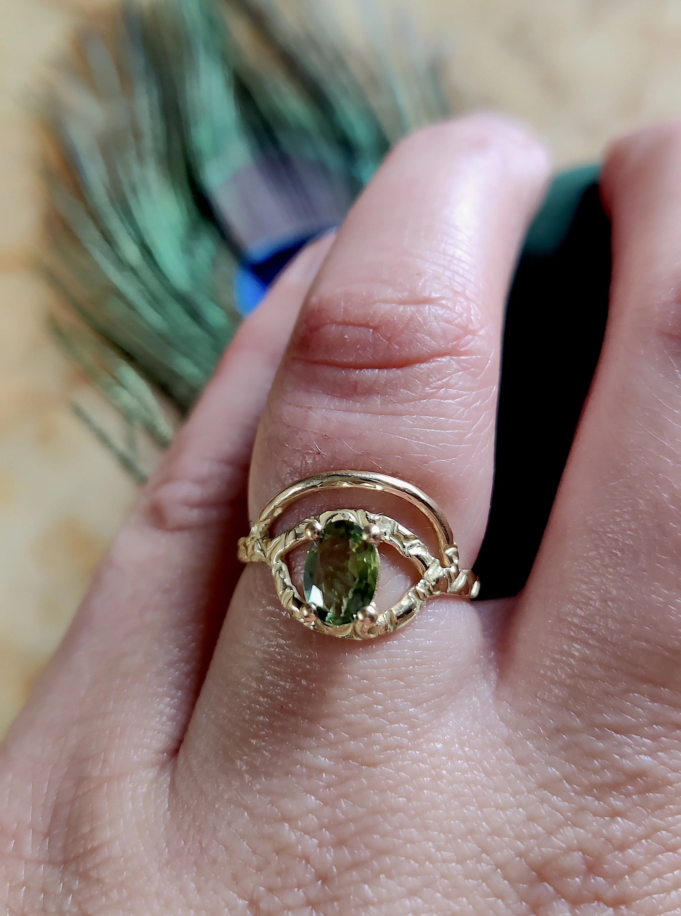 Ring in 18k geel goud met groene saffier: Horus.