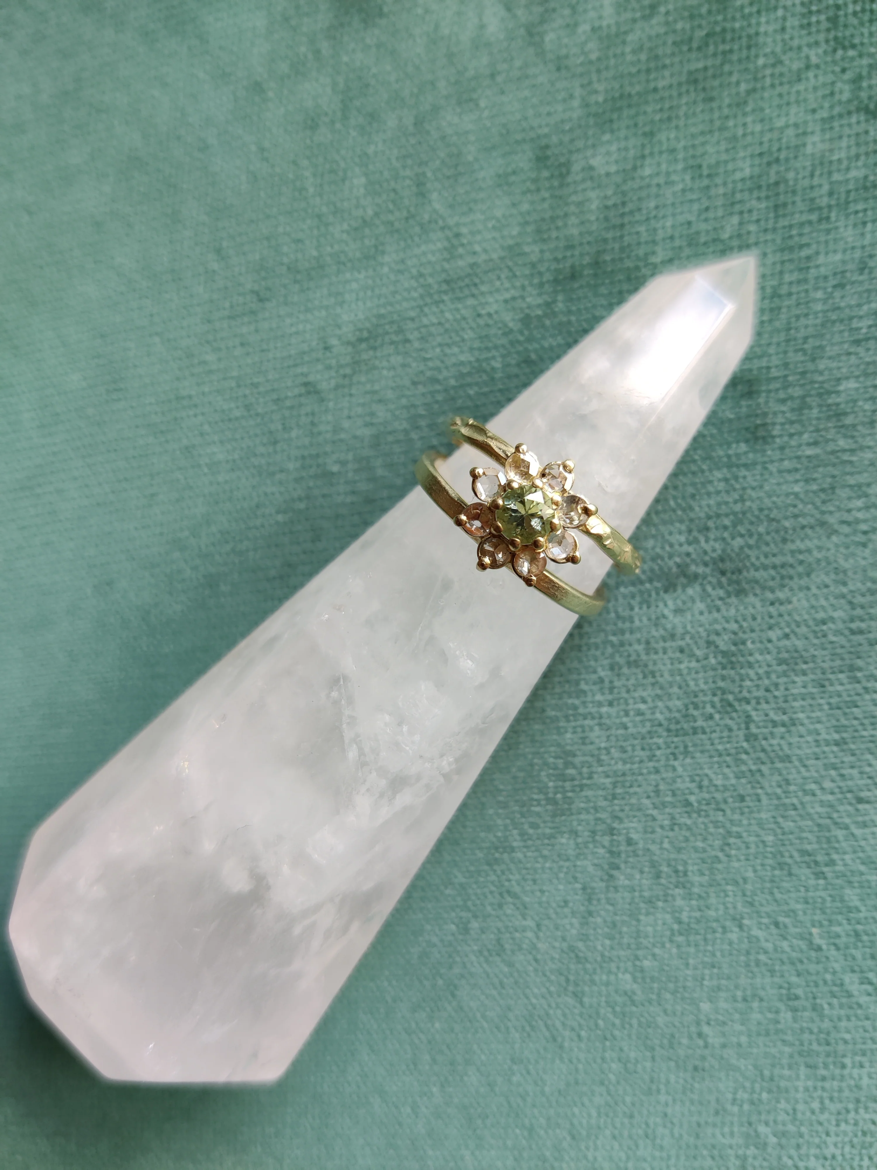 Ring in 14K geel goud met groene saffiertjes - Oona