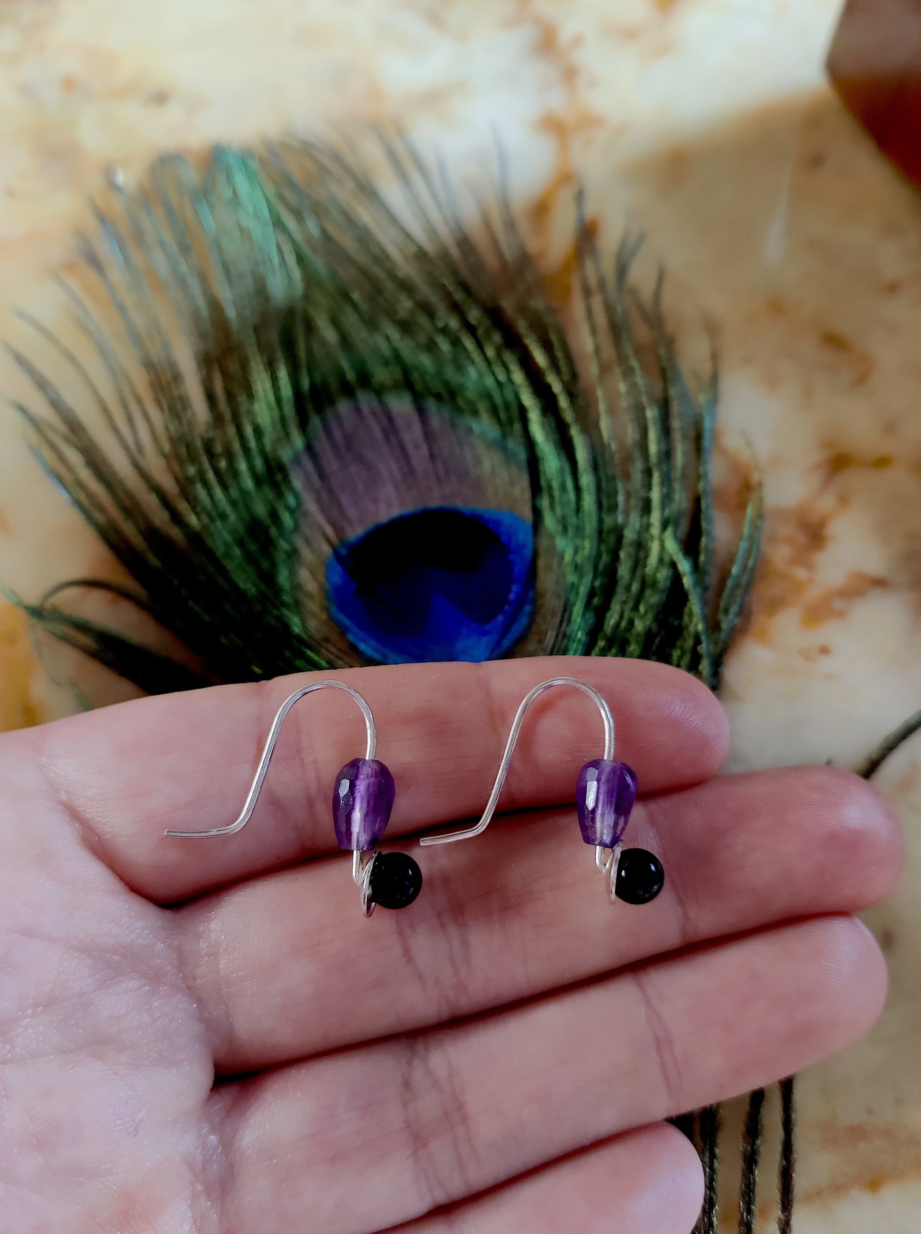 Oorbel in zilver met amethist en onyx: Violet.