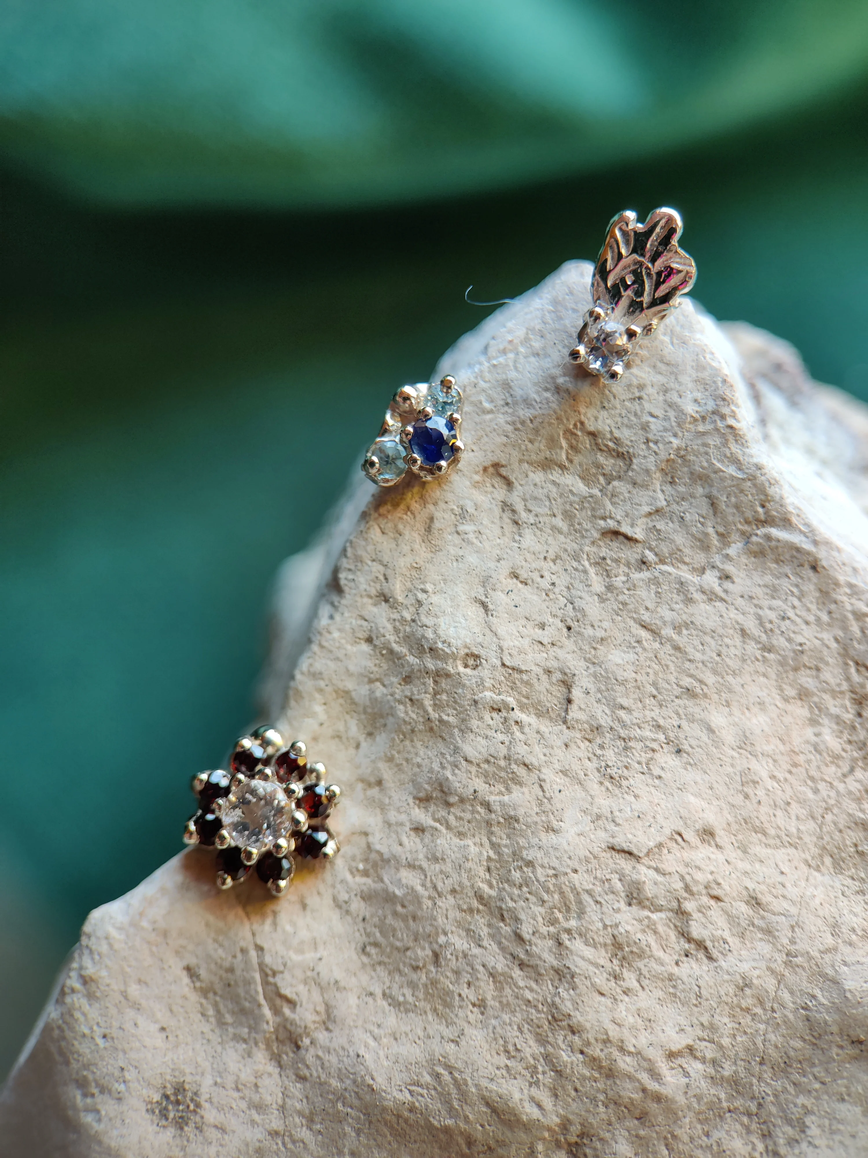 Losse oorbel of neuspiercing in 18k wit goud, bloemetje met morganiet en granaat: Morgane