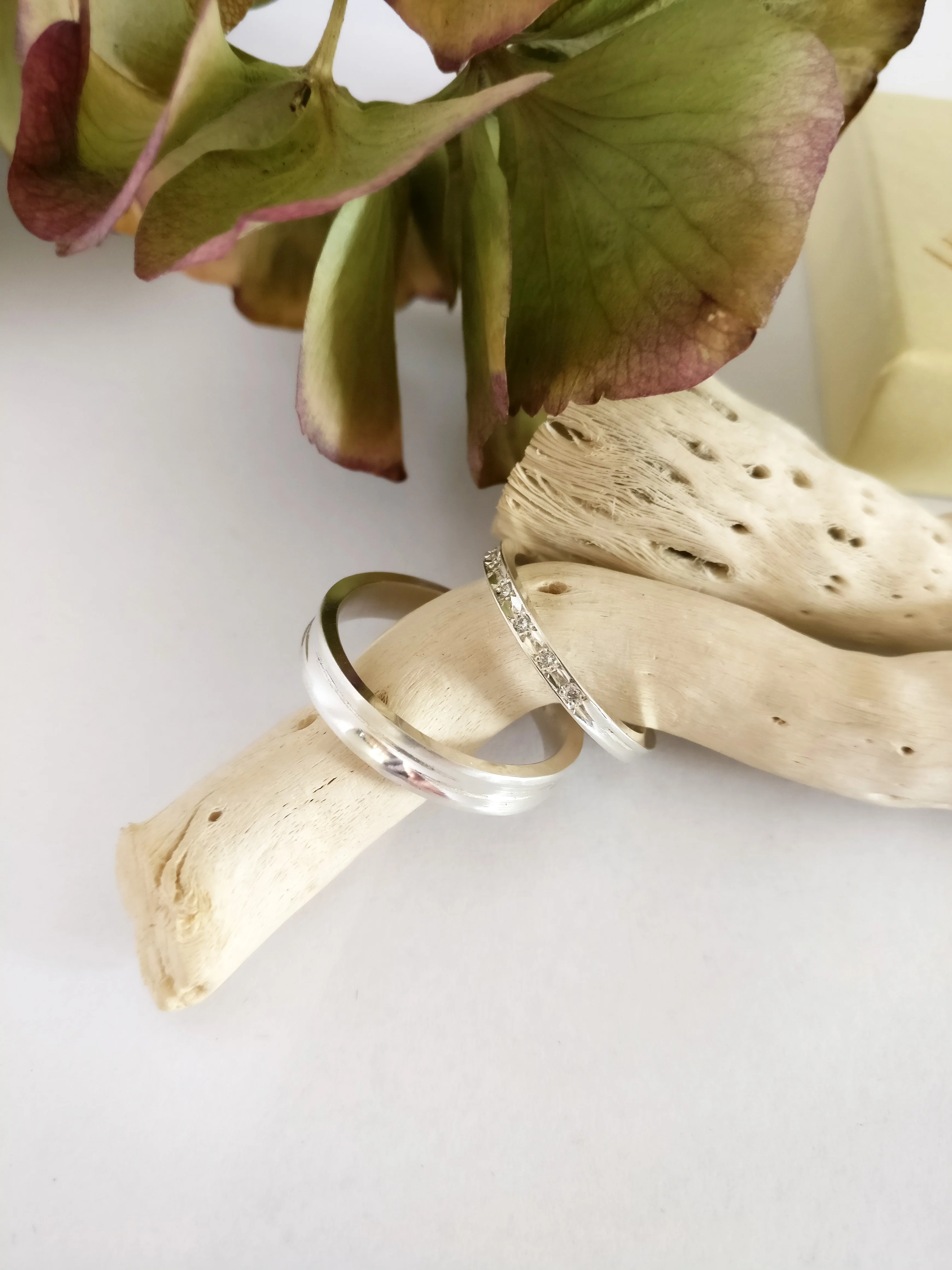 Trouwringen in 18k wit goud met diamant: Meg en Jack