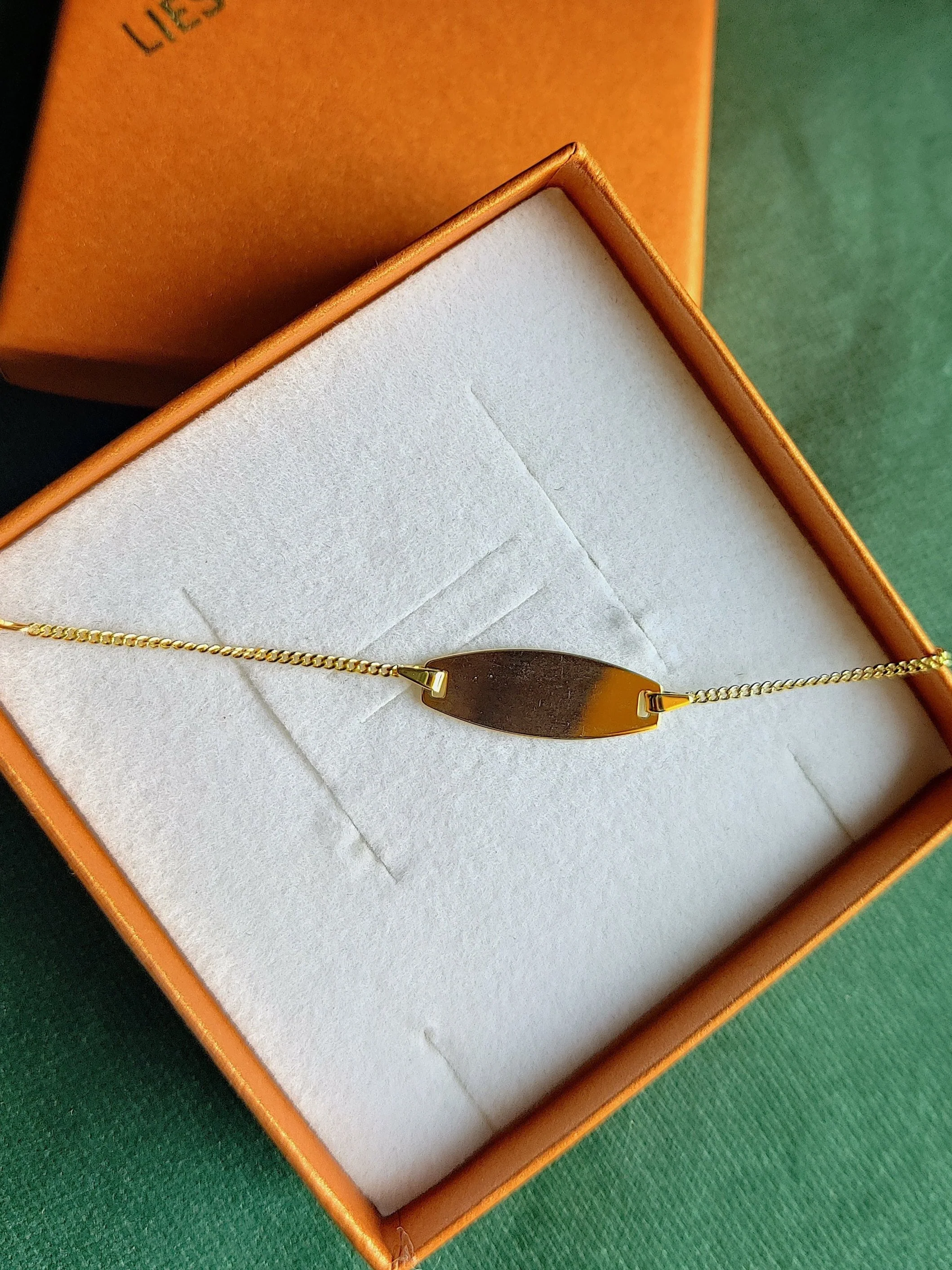 Babyarmbandje in 14k geel goud met naam en datum