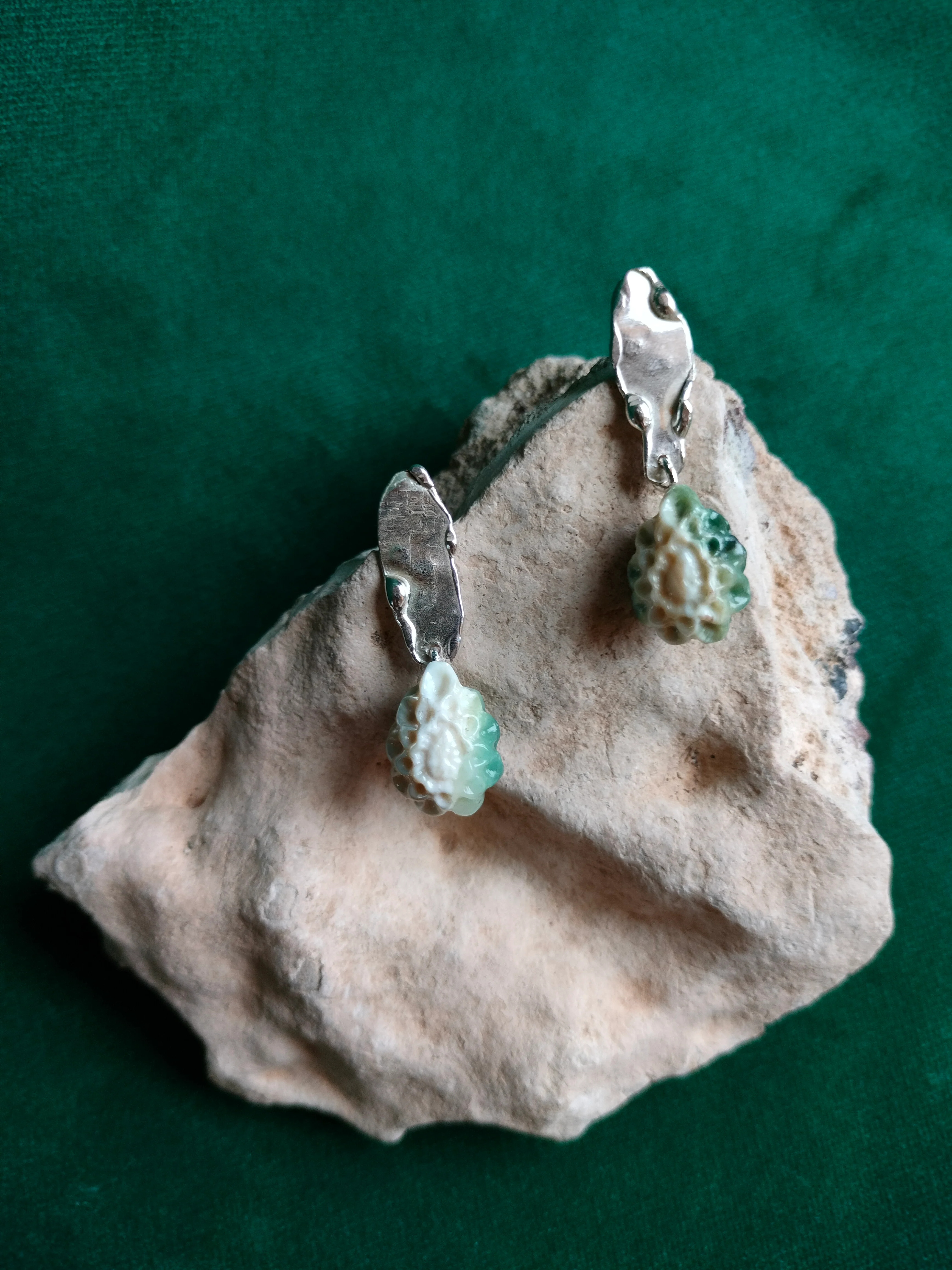 Oorbel in zilver met groene parelmoer: Eveline