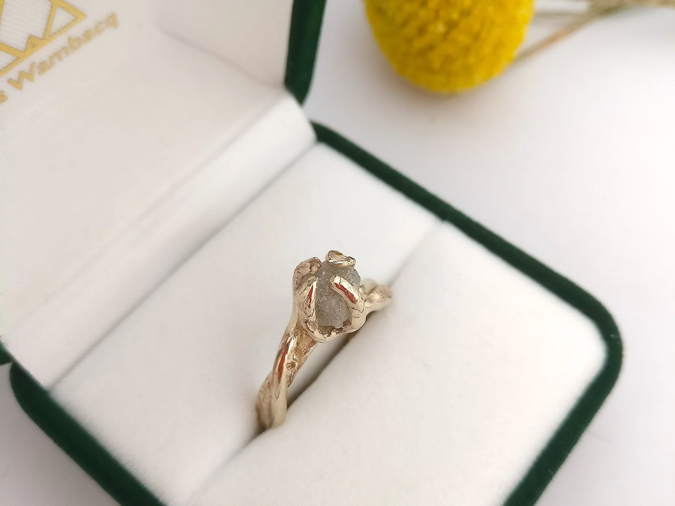 Ring in 18K champagne wit gouden met ruwe diamant: Kubus