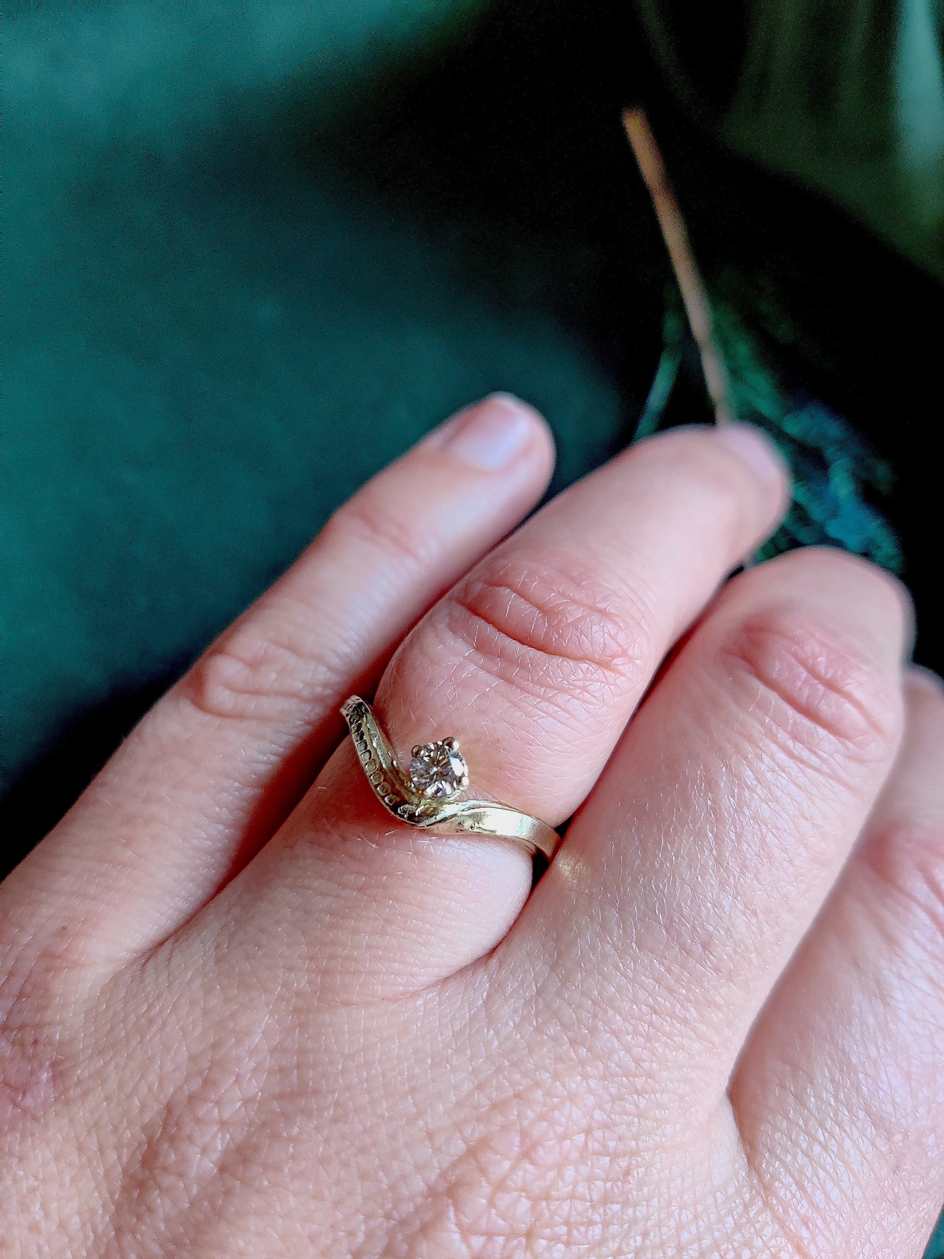 Ring in 14k geel goud met bruine diamant: Saura