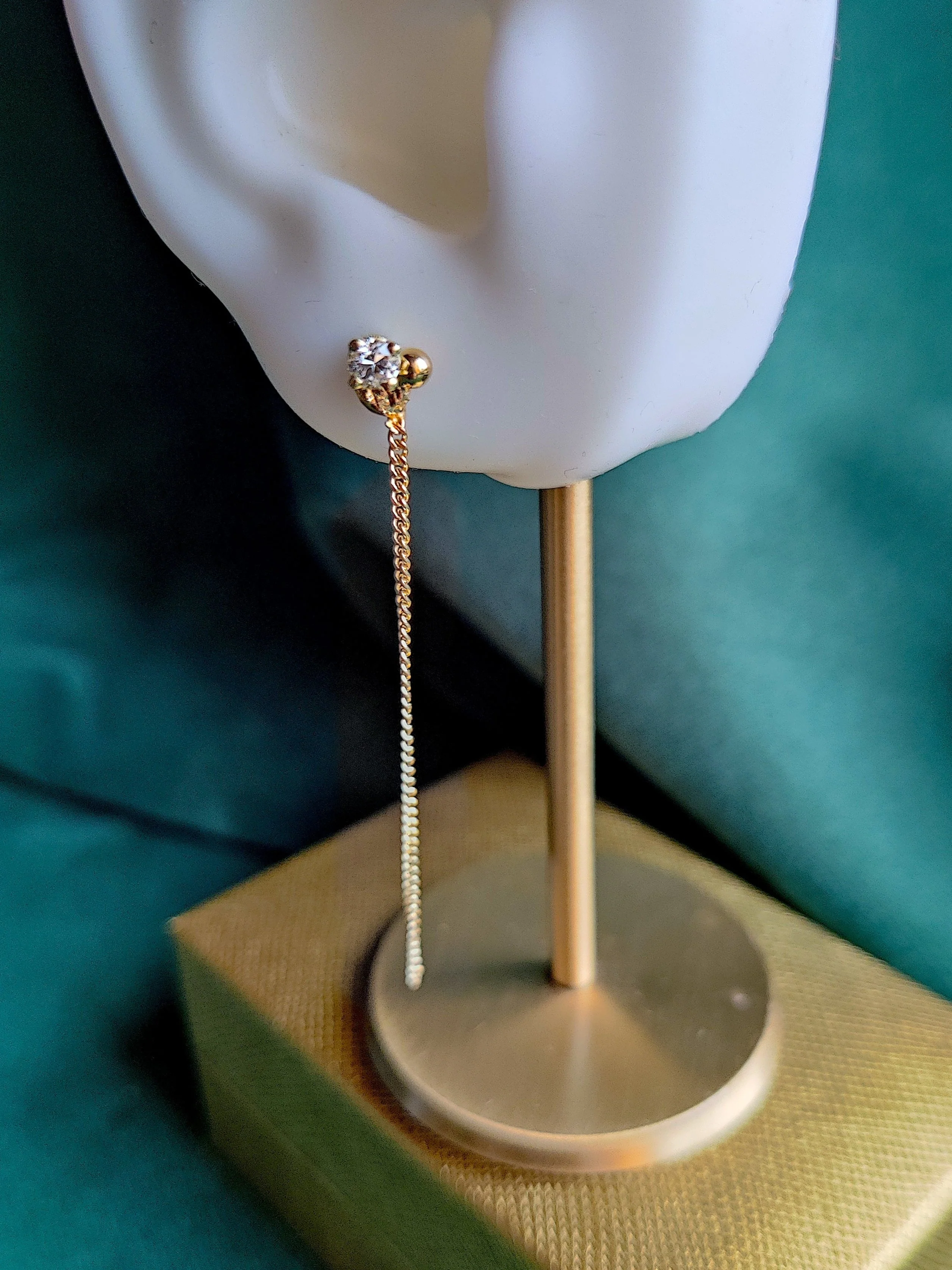 Oorsteker met ketting in 18k geel goud met diamant: Kate