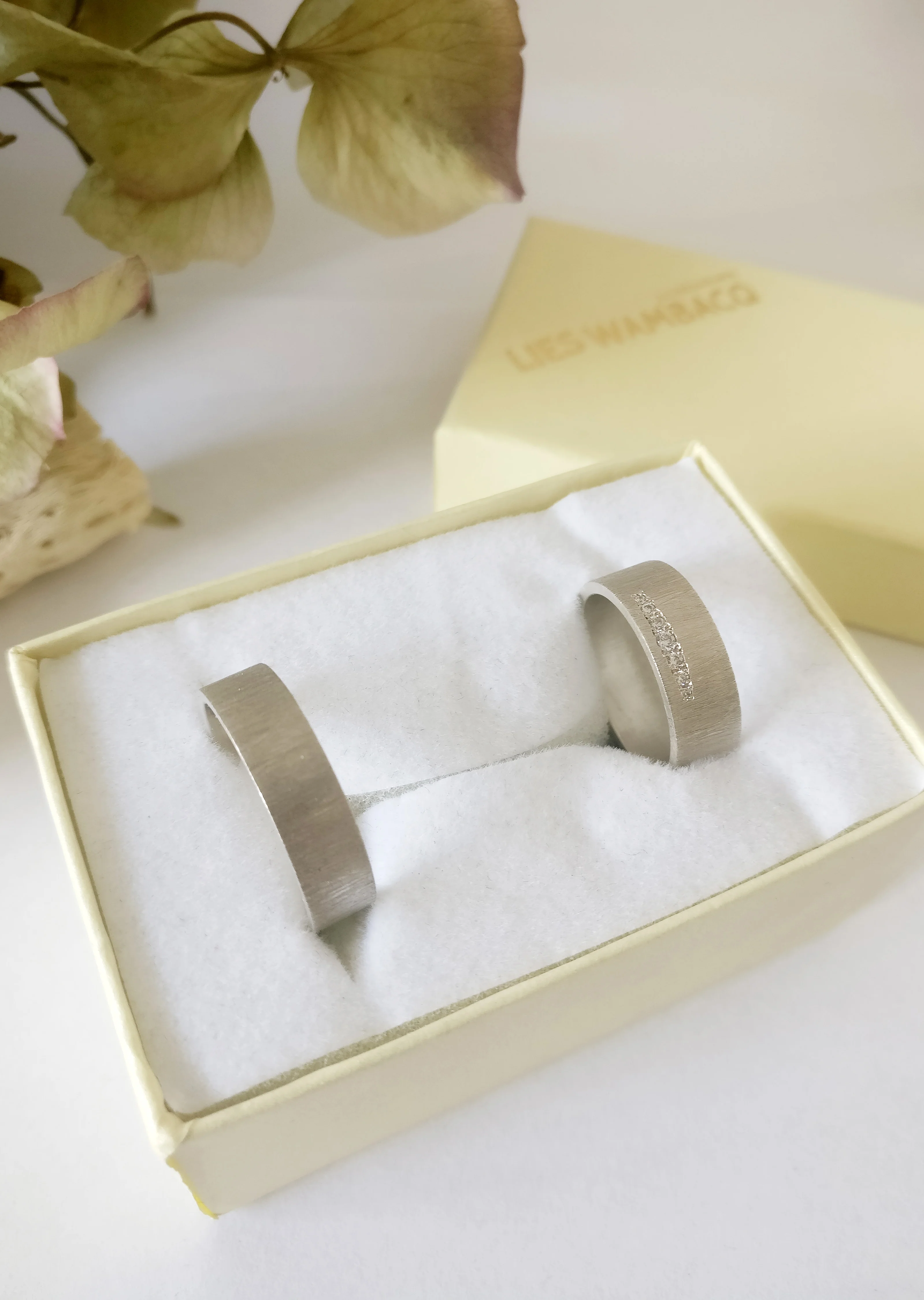 Trouwringen in 18k wit goud met diamant: Jackie en John F