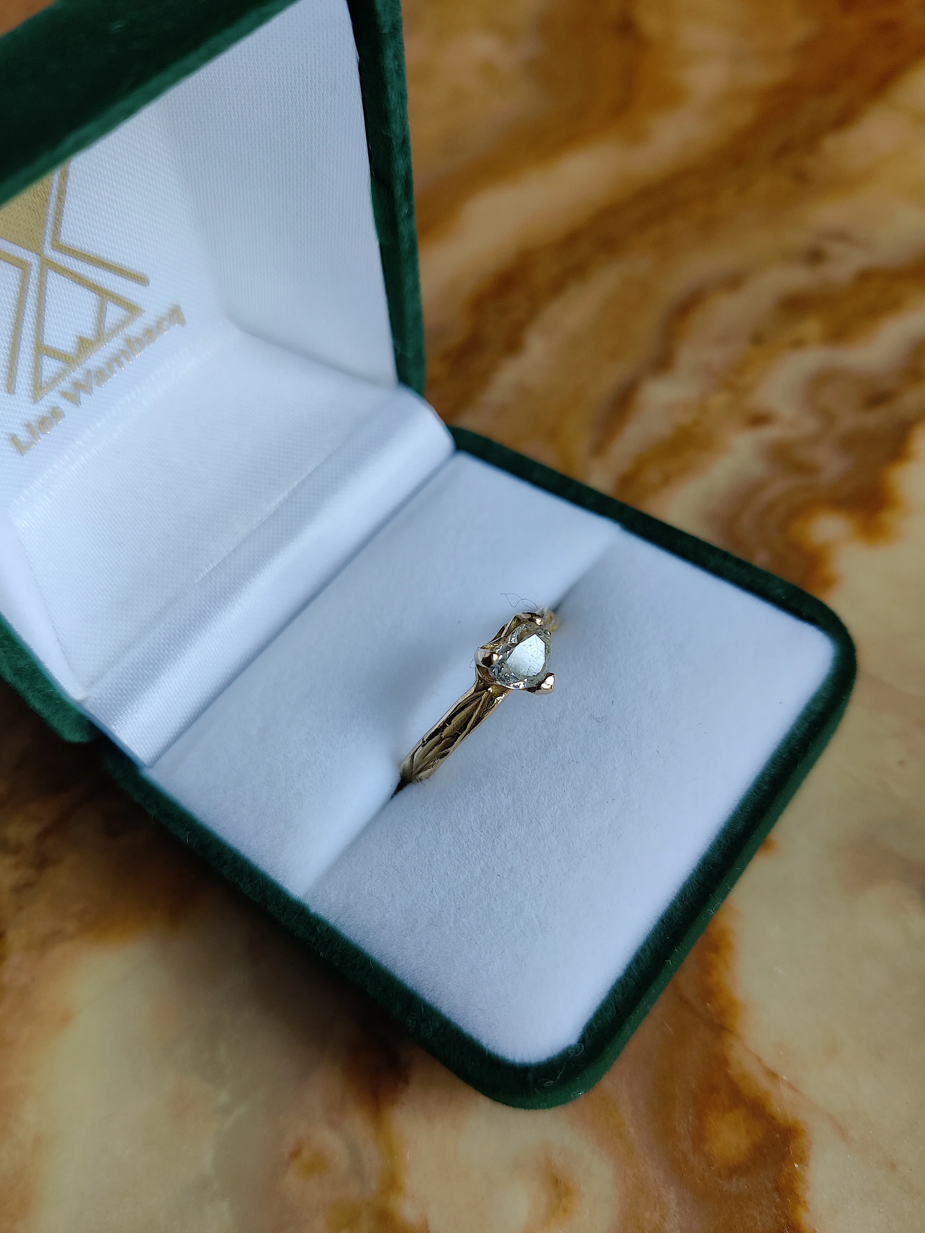 Ring in 18k geel goud met hartvormige diamant - Lars