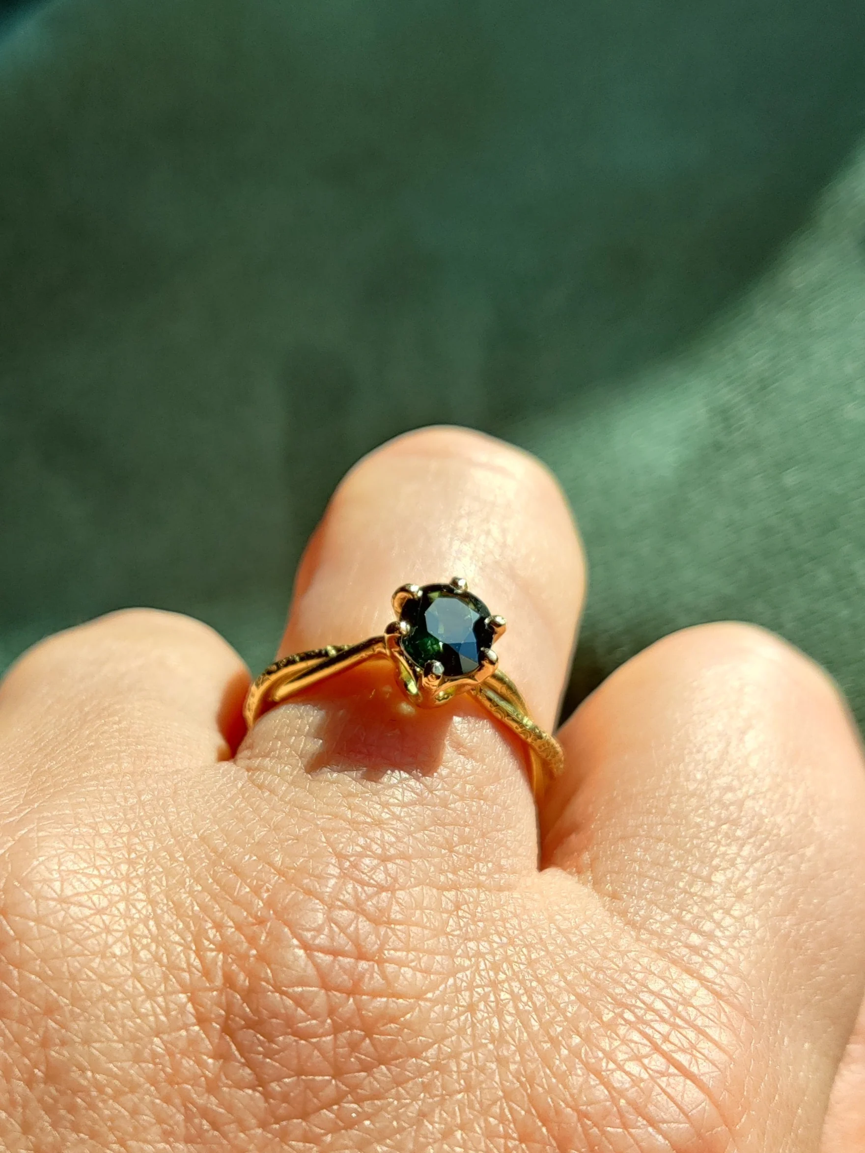 Ring in 18 K geel goud met saffier facet: Ayleen