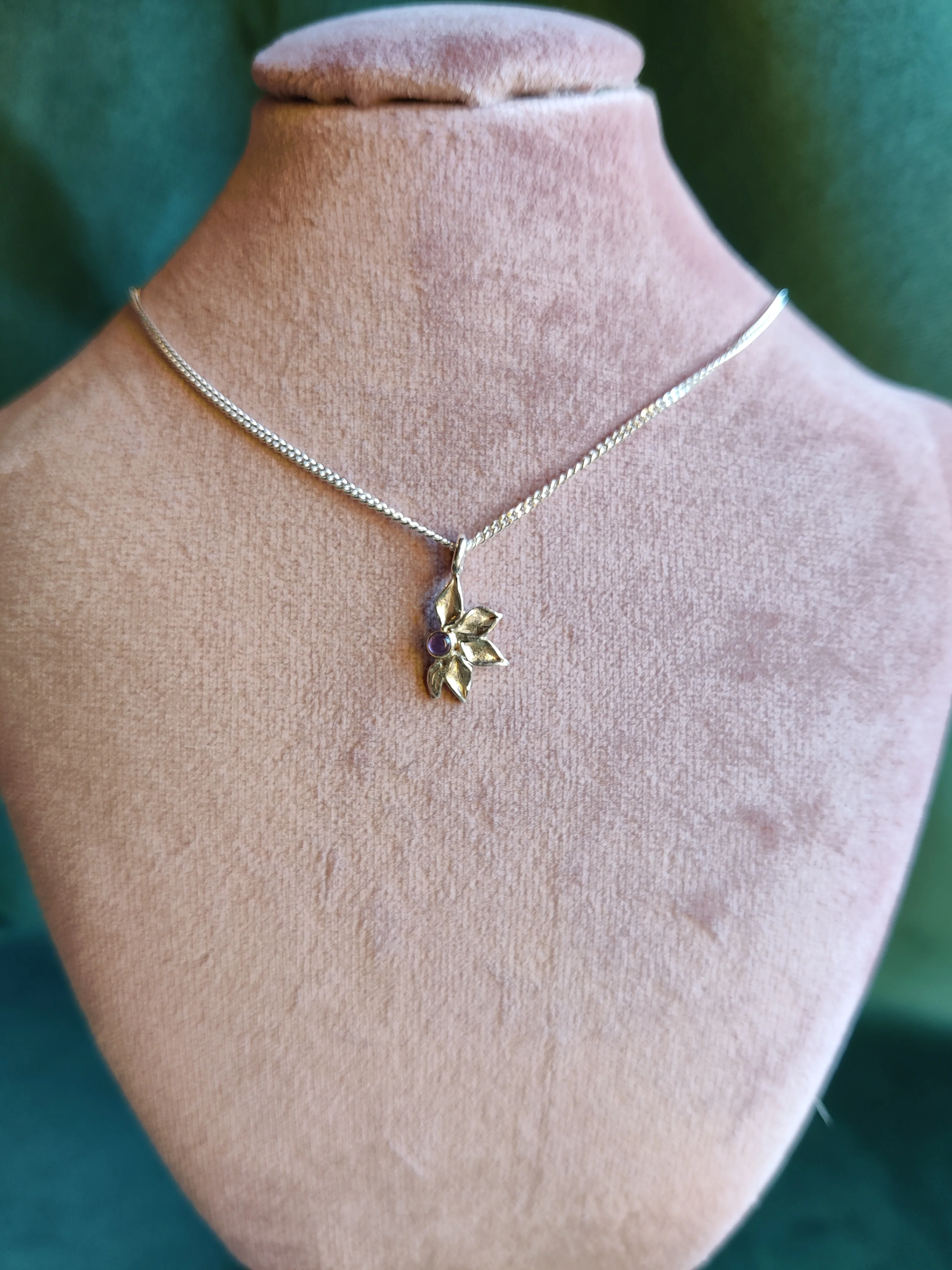 Zilveren ketting en bloem hanger: Lava