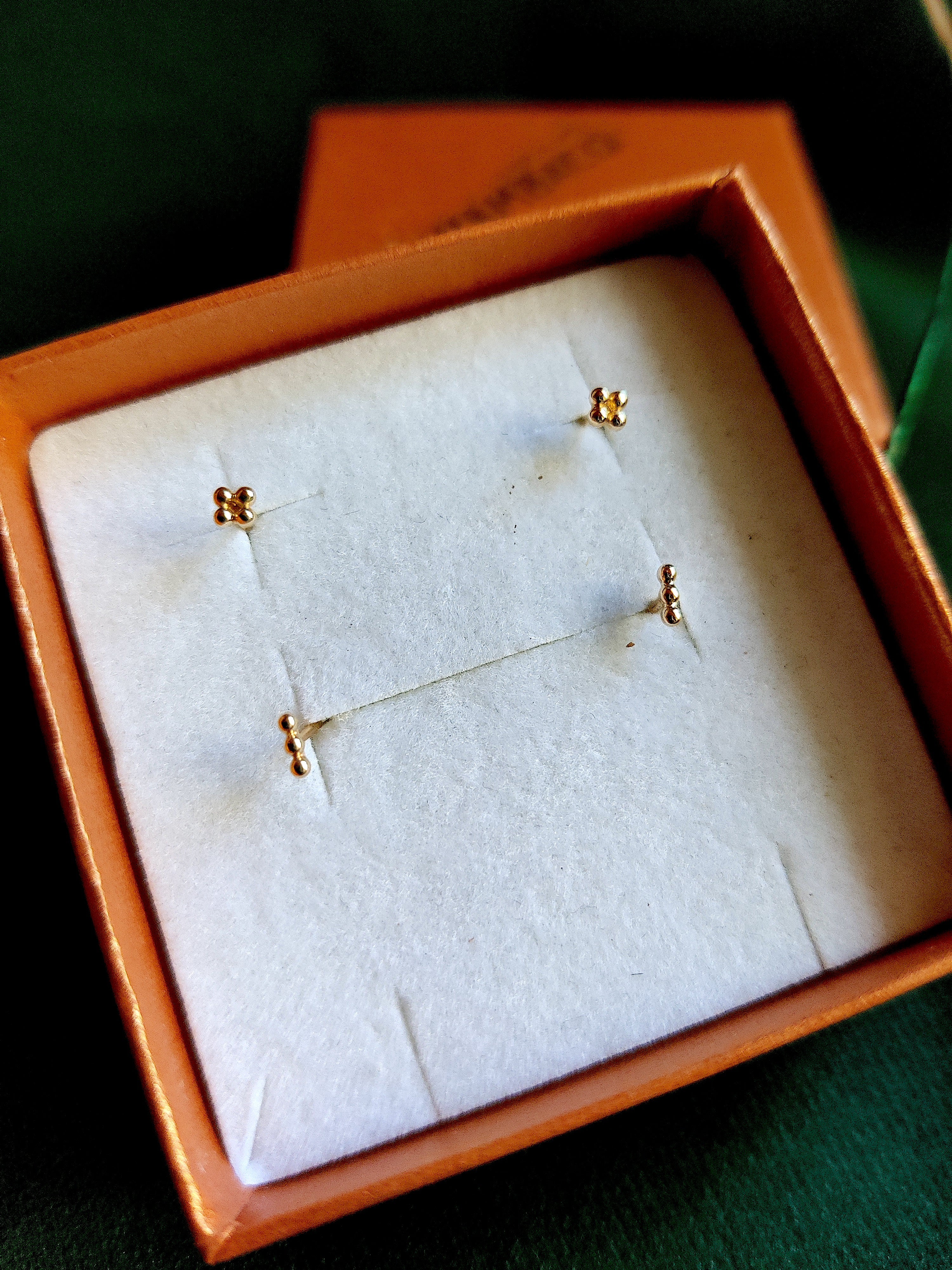 Oorsteker in 14k geel goud - mini bolletjes