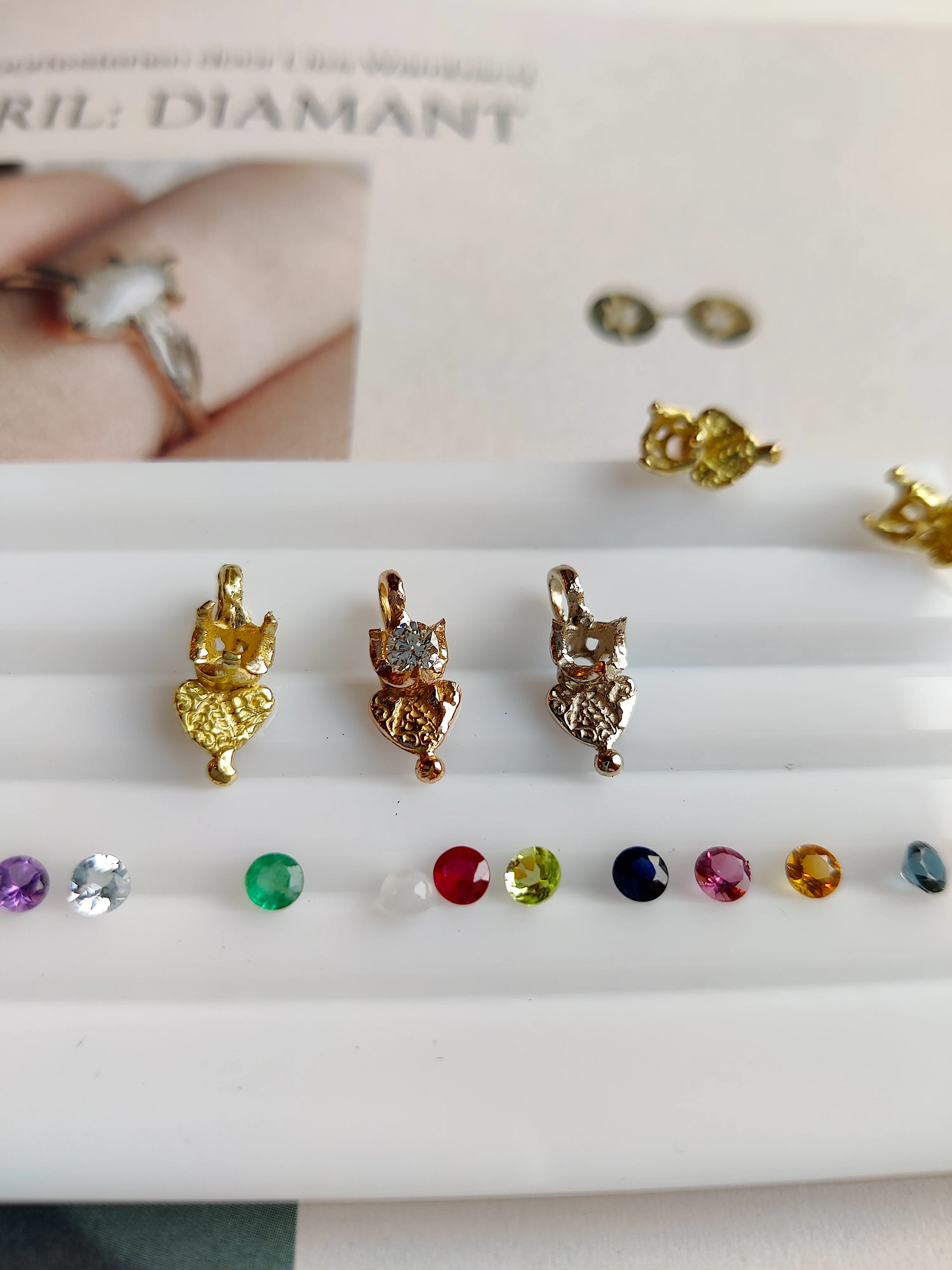 Oorbel in 18k geel goud met geboortesteen - Love (alle maanden)