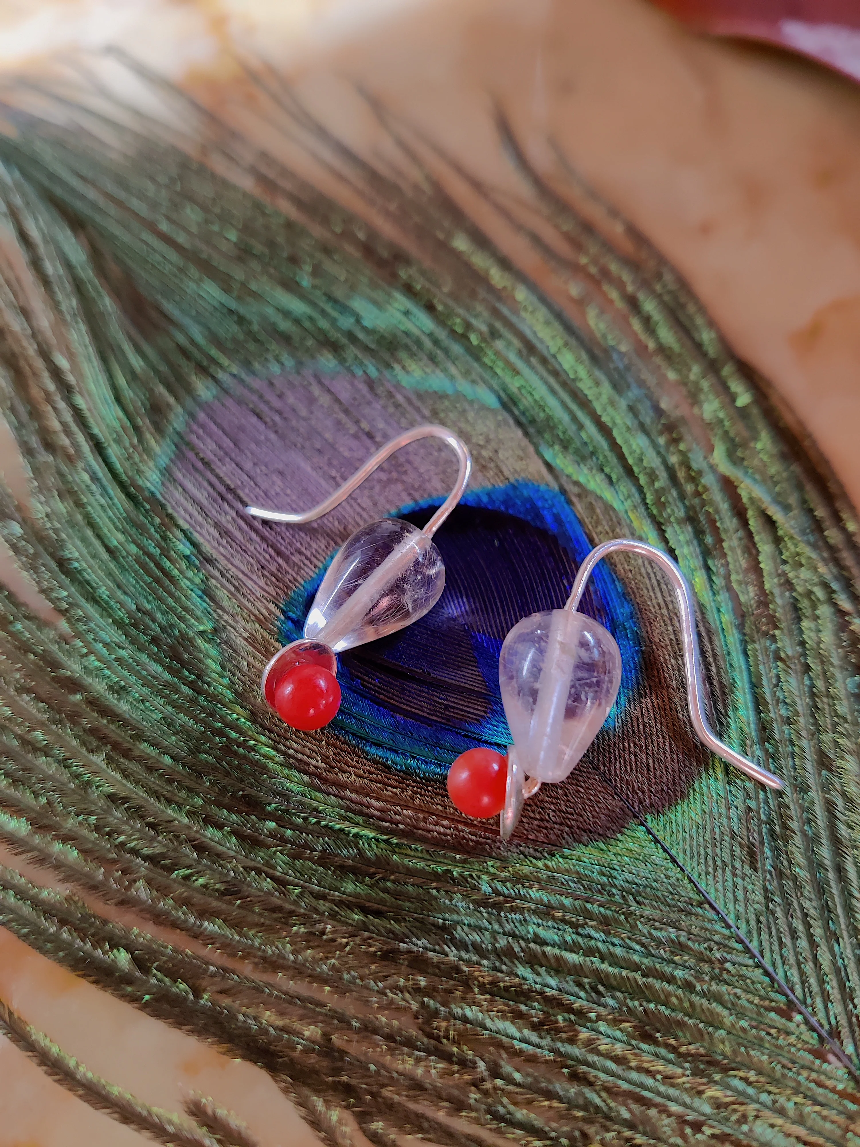 Oorbel in zilver met rozenkwarts en koraal: Juniper.