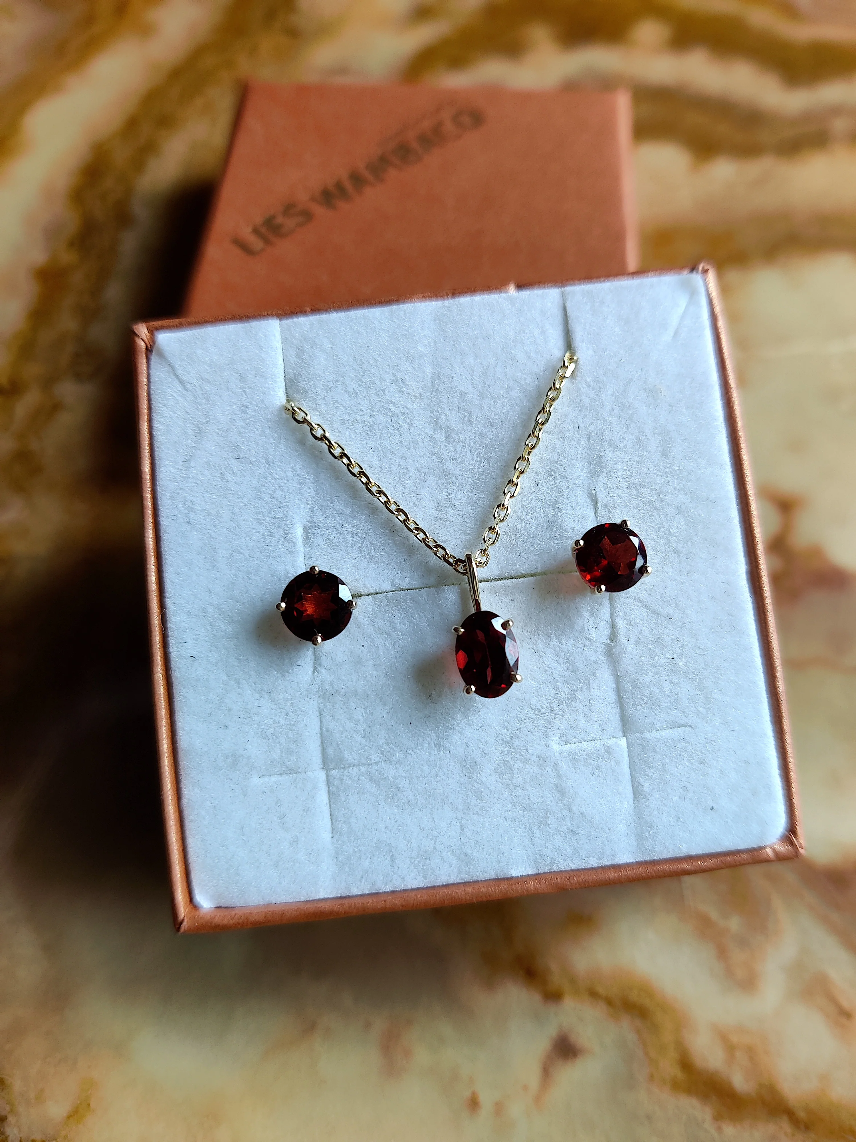 Oorbel in 14k geel goud met granaat - Jani