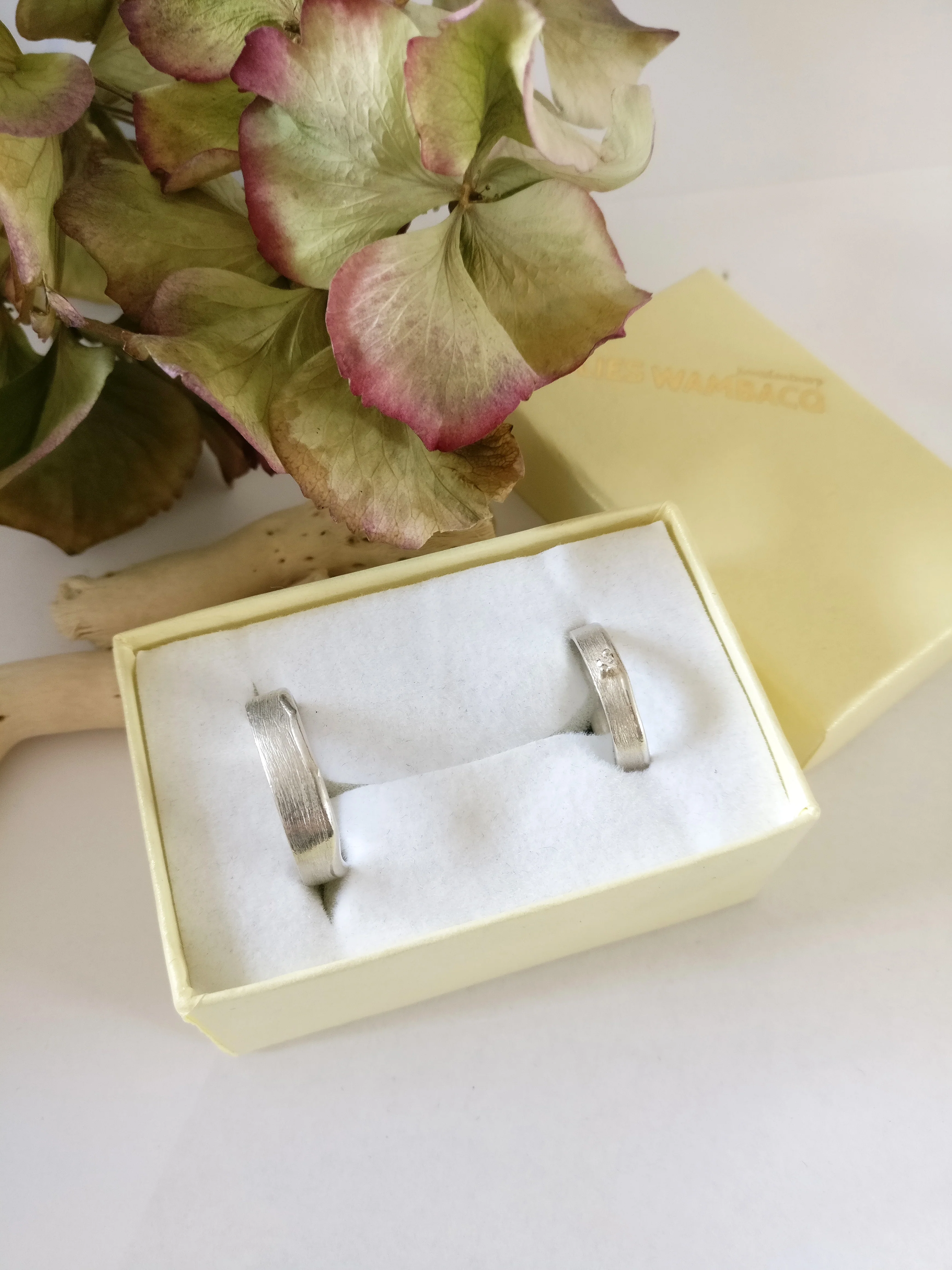 Trouwringen in 18k wit goud met diamant: William en Kate