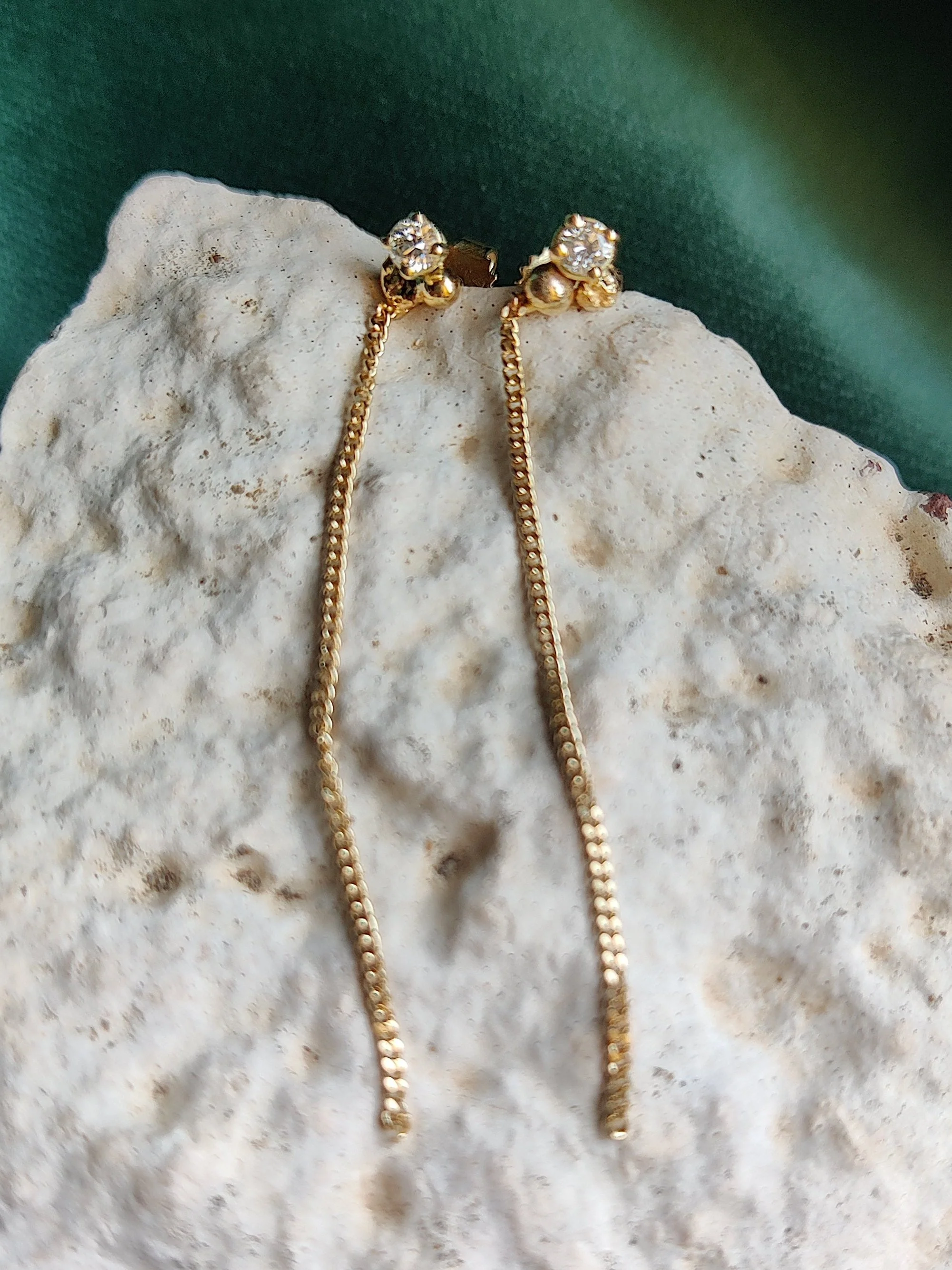 Oorsteker met ketting in 18k geel goud met diamant: Kate