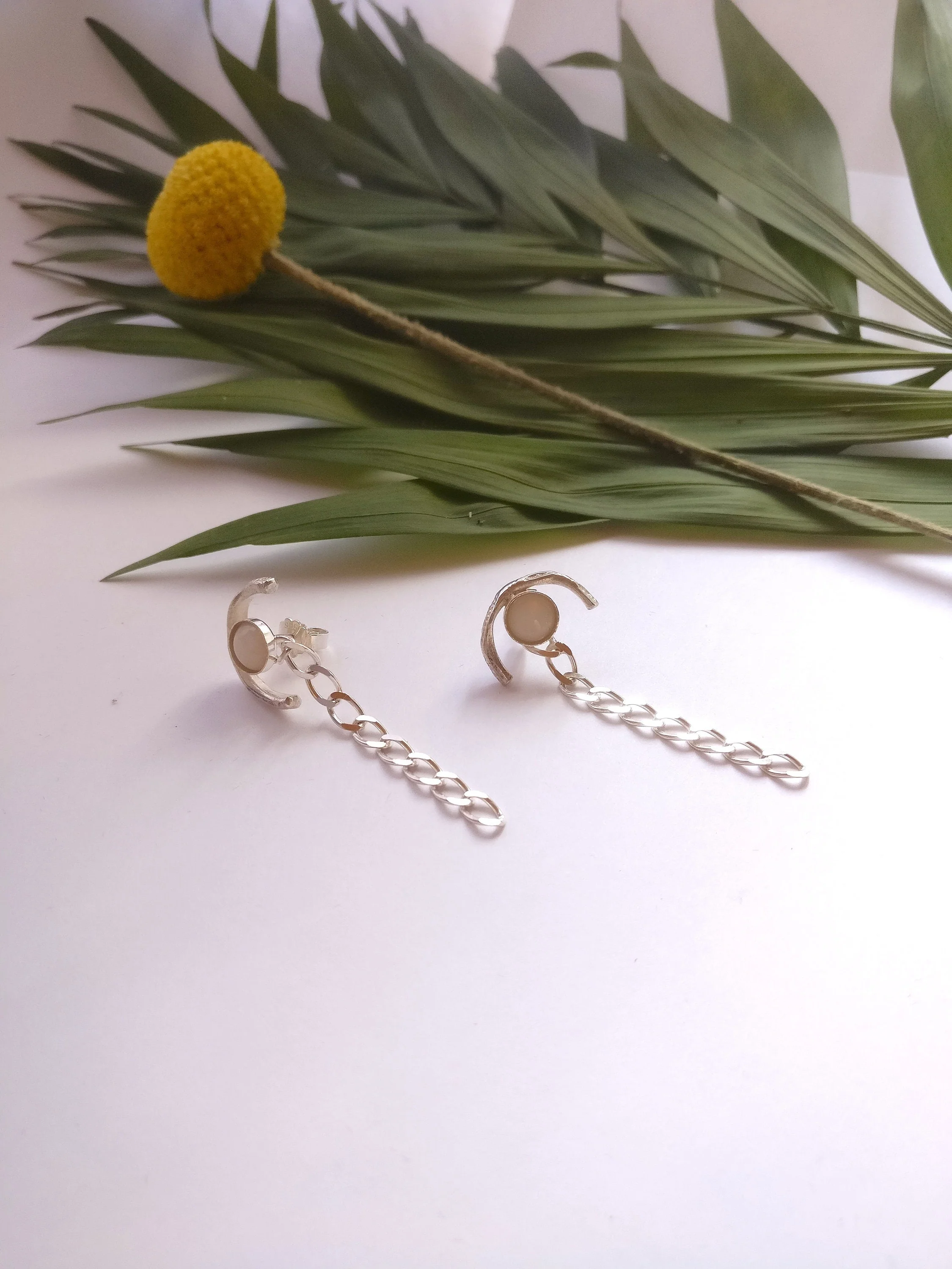 Oorbel in zilver met ronde opaal: Melkopaal