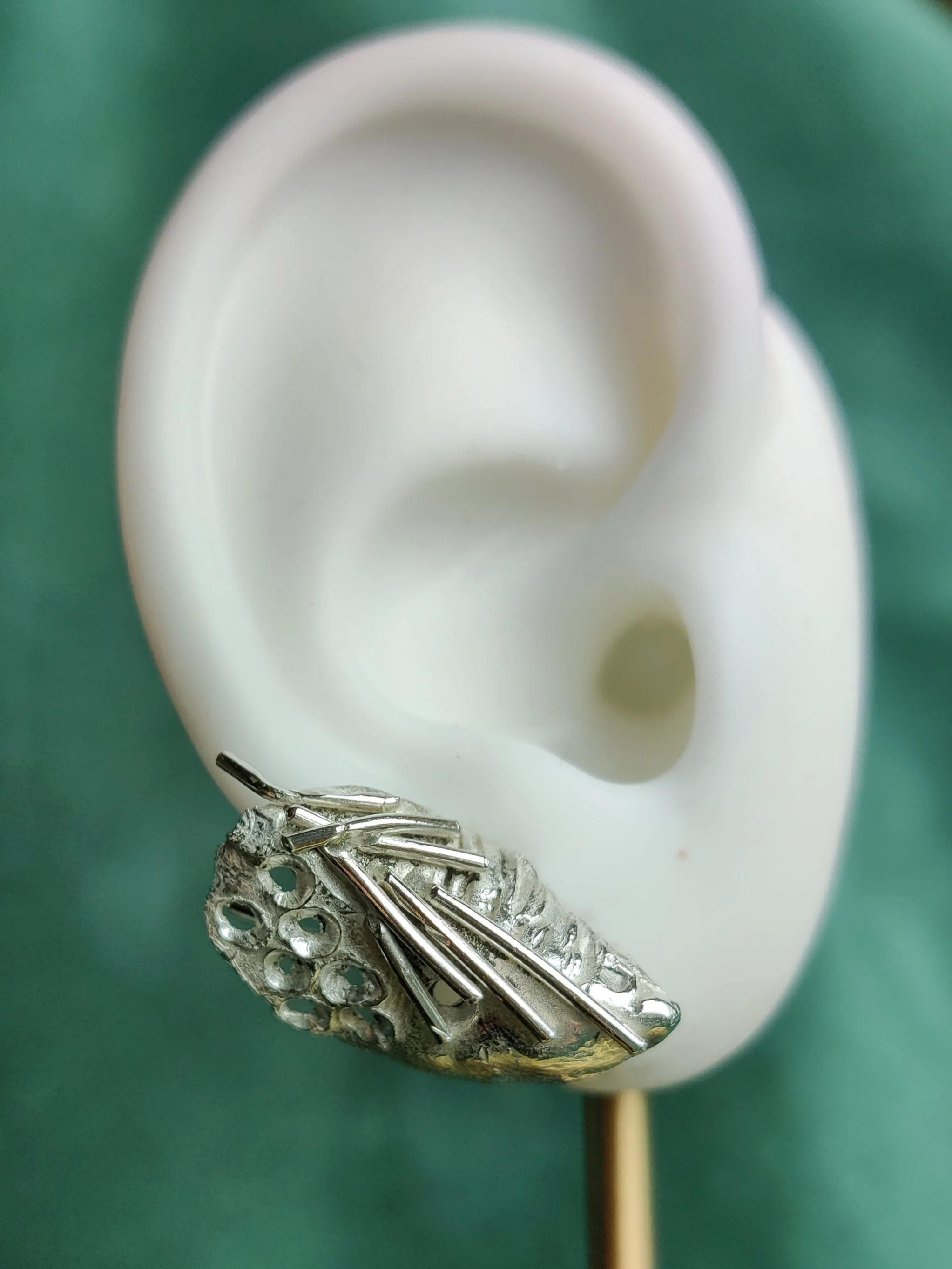 Oorbellen in het zilver met organische vorm: Lotte