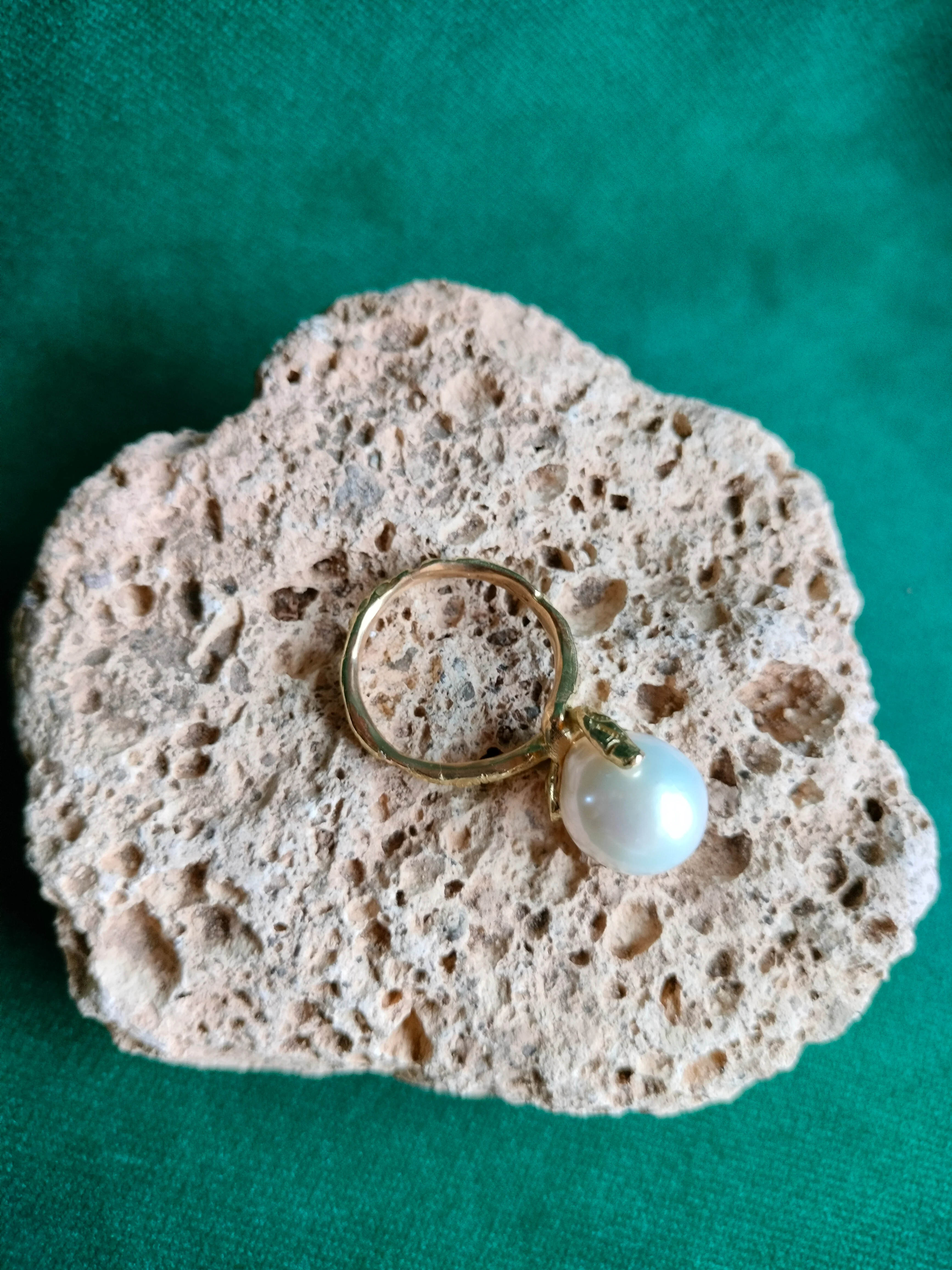 Ring in 18 karaat geel goud met zoetwaterparel druppel: Ariel