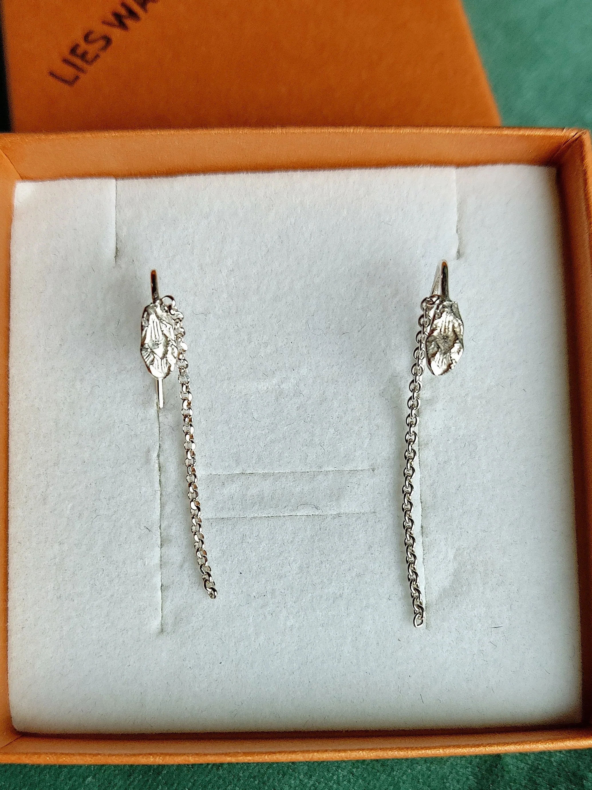 Oorbellen in het zilver bladvormig met een kettinkje: Lily