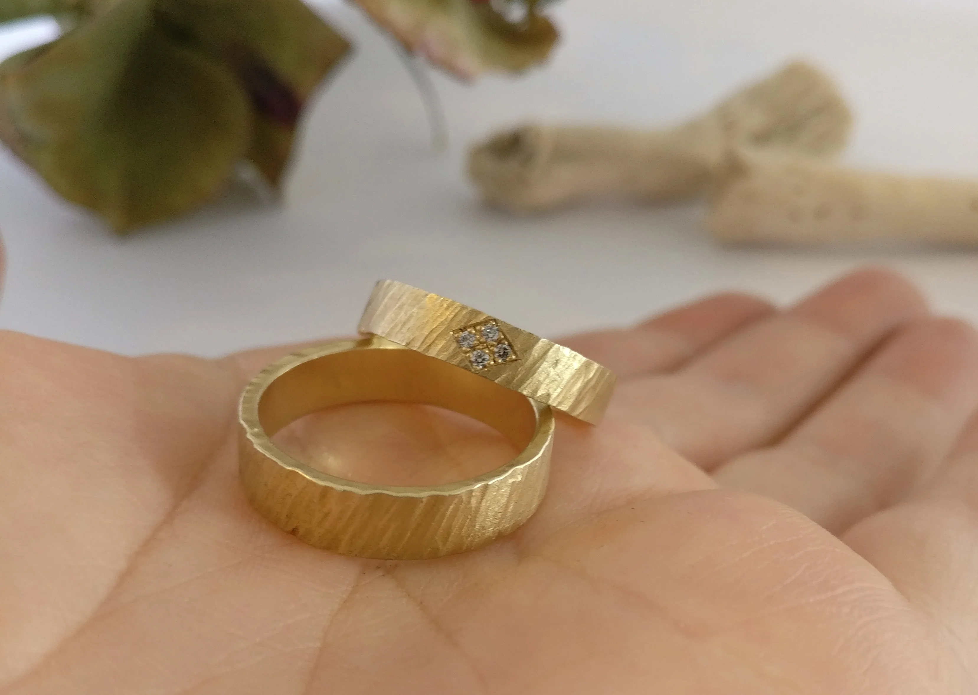 Trouwringen in 18k geel goud en diamant: Bonnie en Clyde