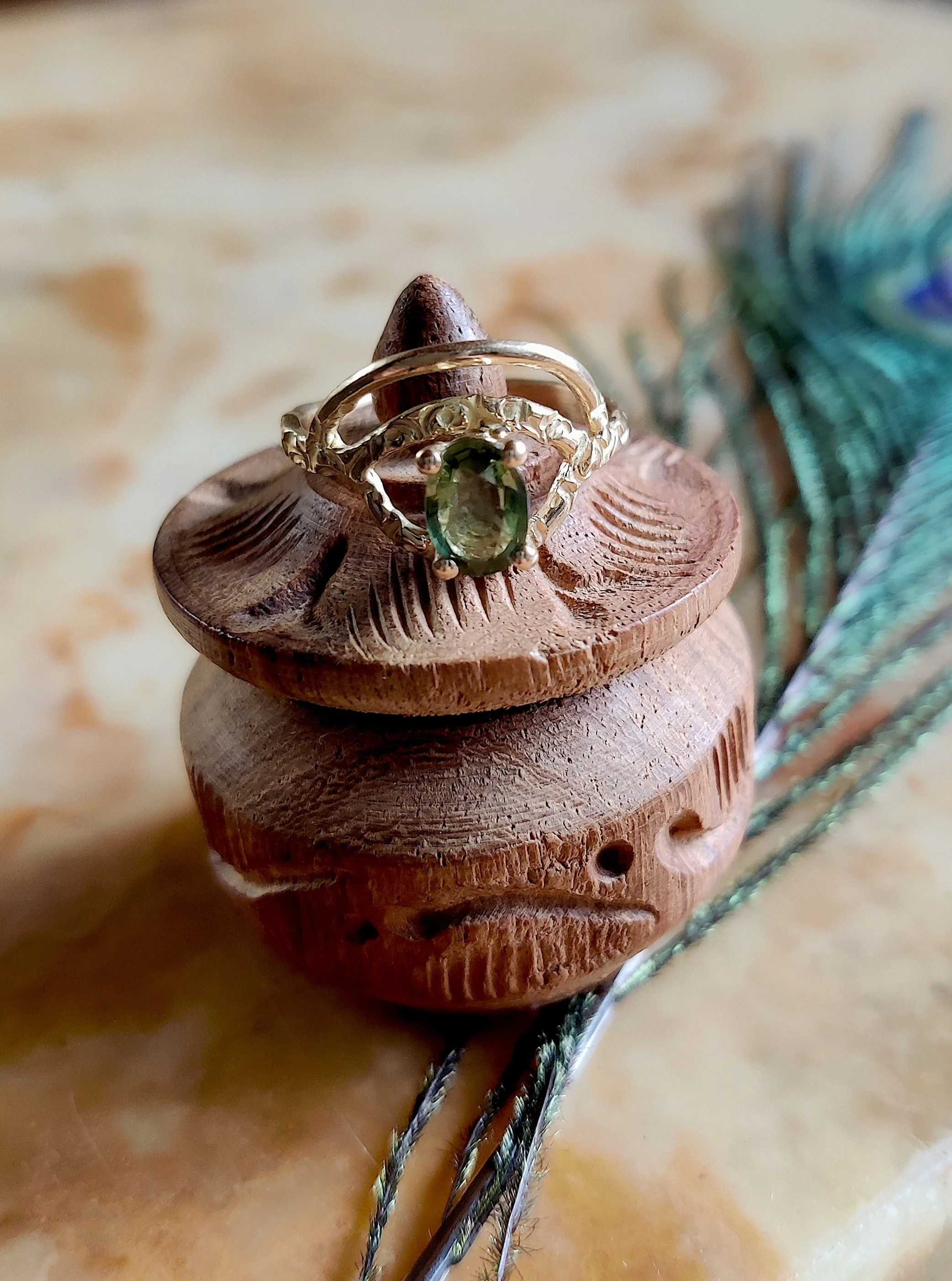 Ring in 18k geel goud met groene saffier: Horus.