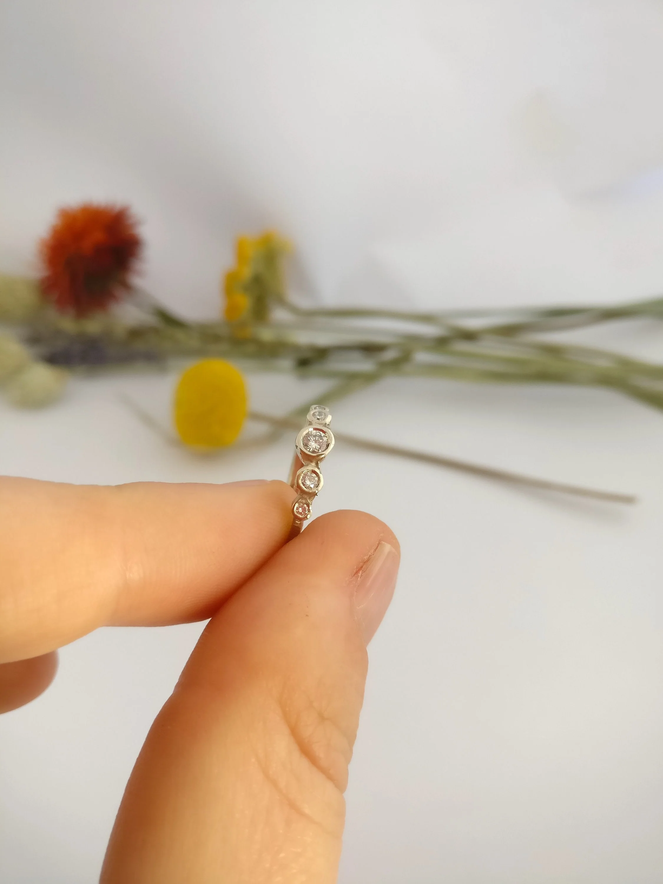 Ring in 18K palladium wit goud met 5 diamanten: Queen Victoria