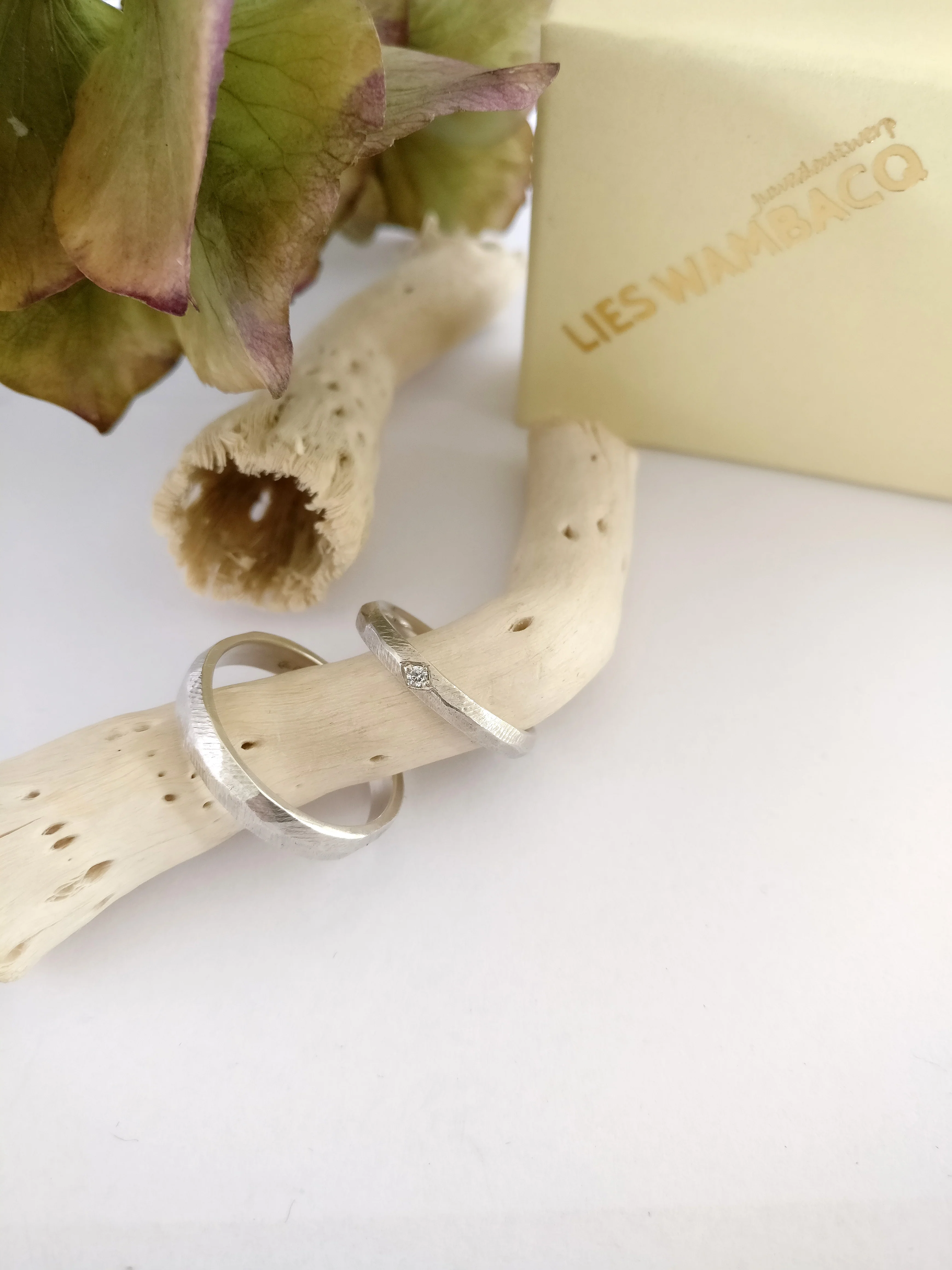 Trouwringen in 18k wit goud met diamant en saffier: Courtney en Kurt