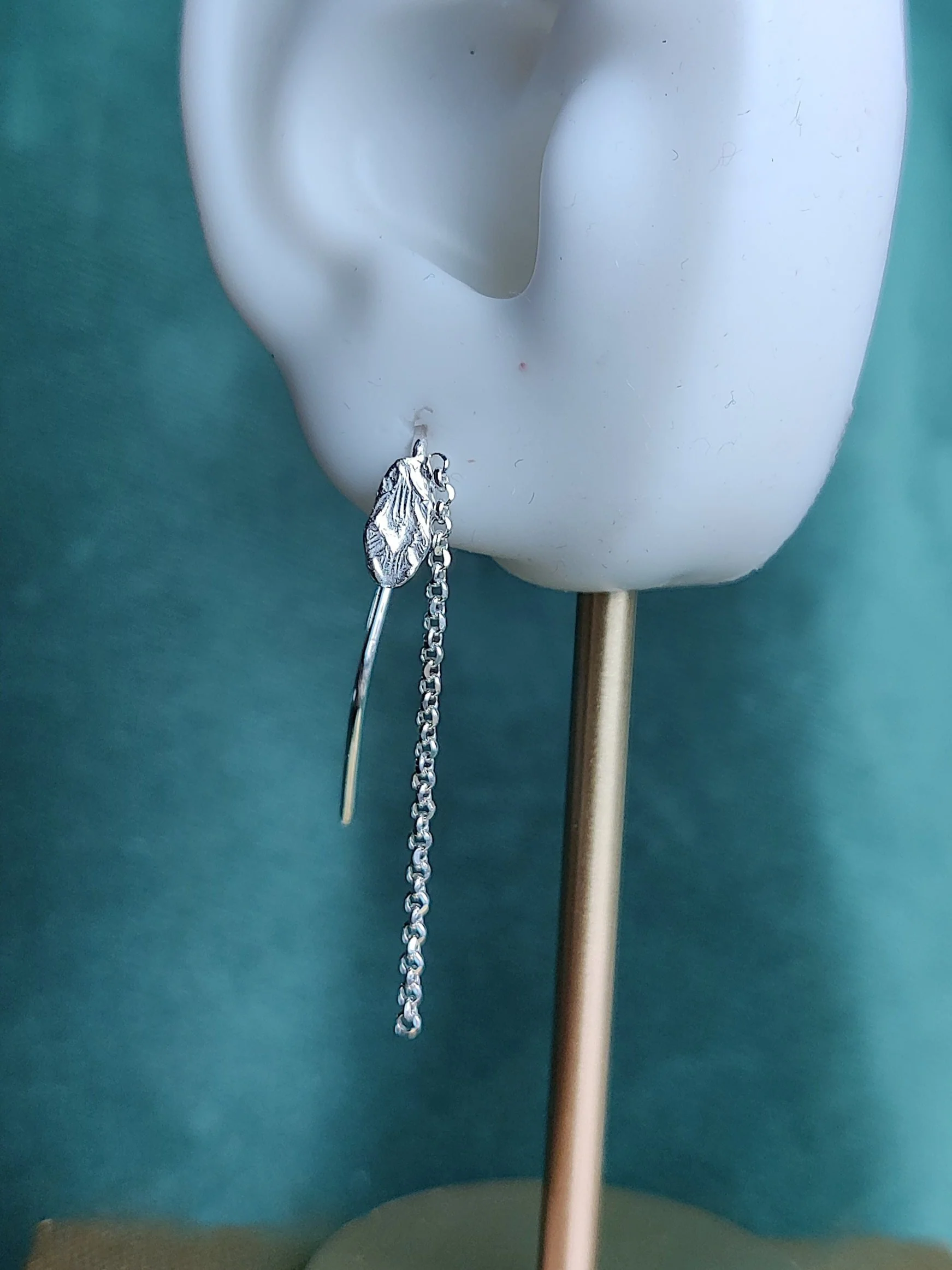 Oorbellen in het zilver bladvormig met een kettinkje: Lily