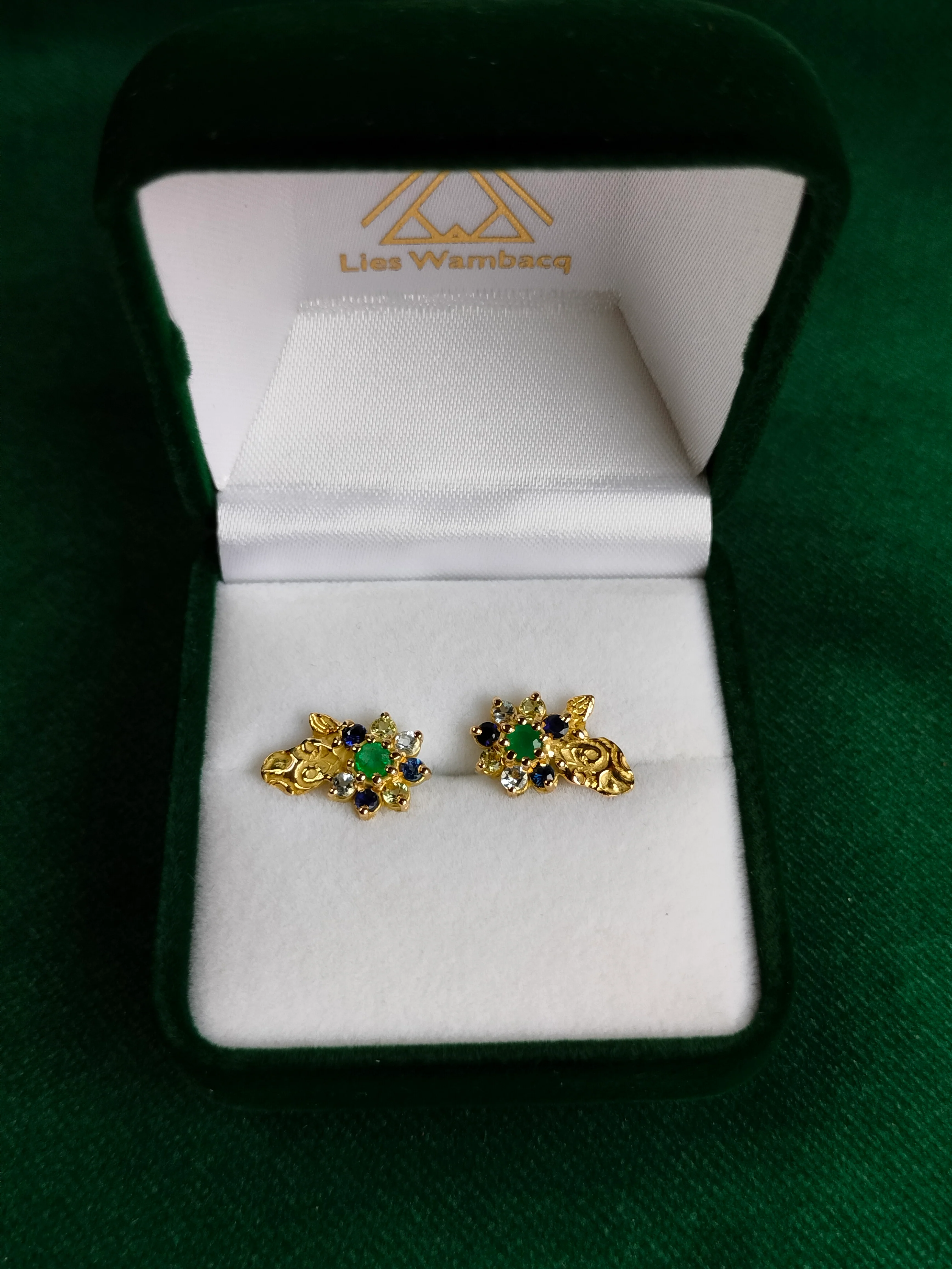 Oorbellen in 18k geel goud met smaragd, aqua, saffier en peridoot: Liene