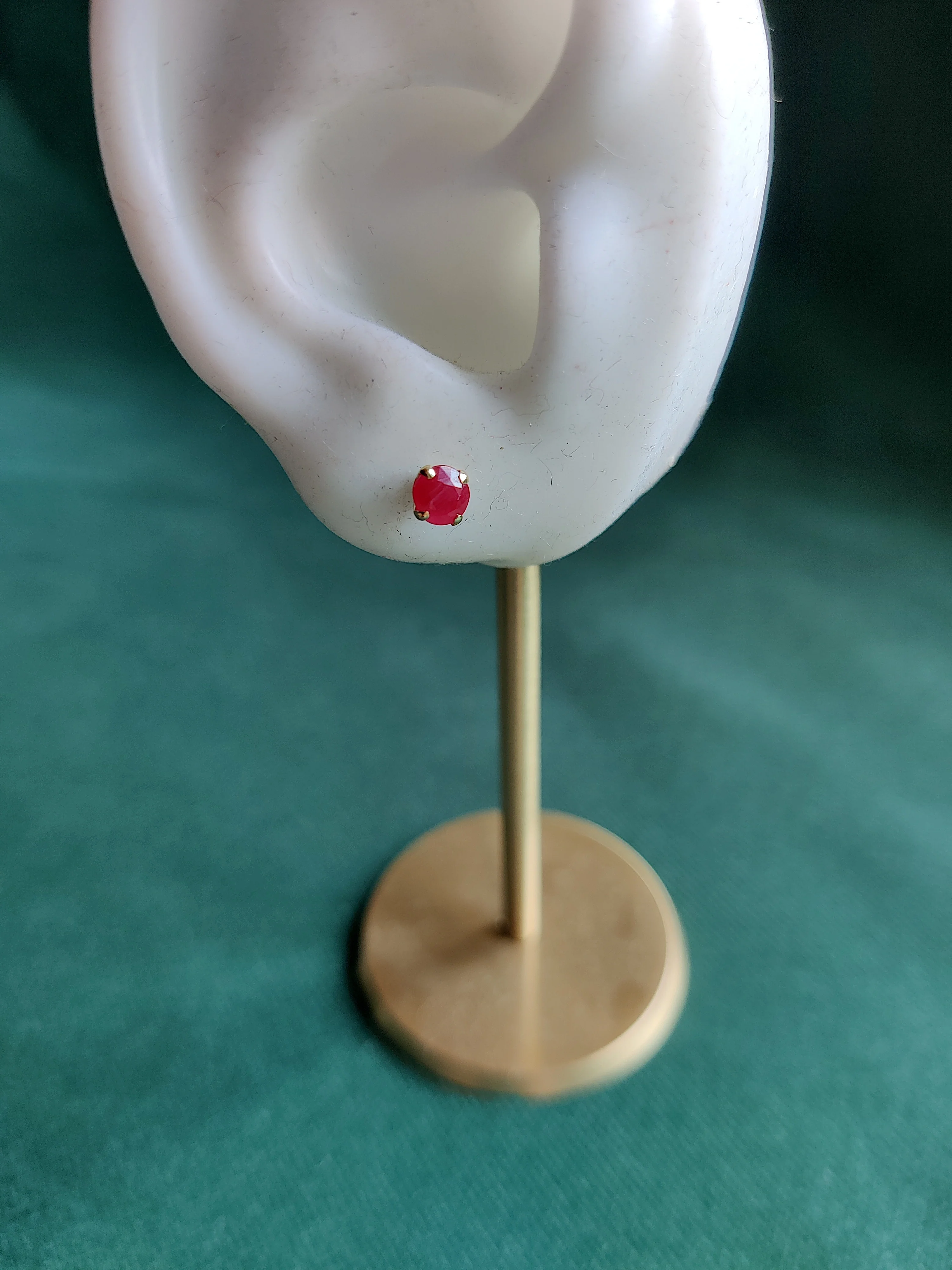 Oorbel in 14k geel goud met robijn - Juli