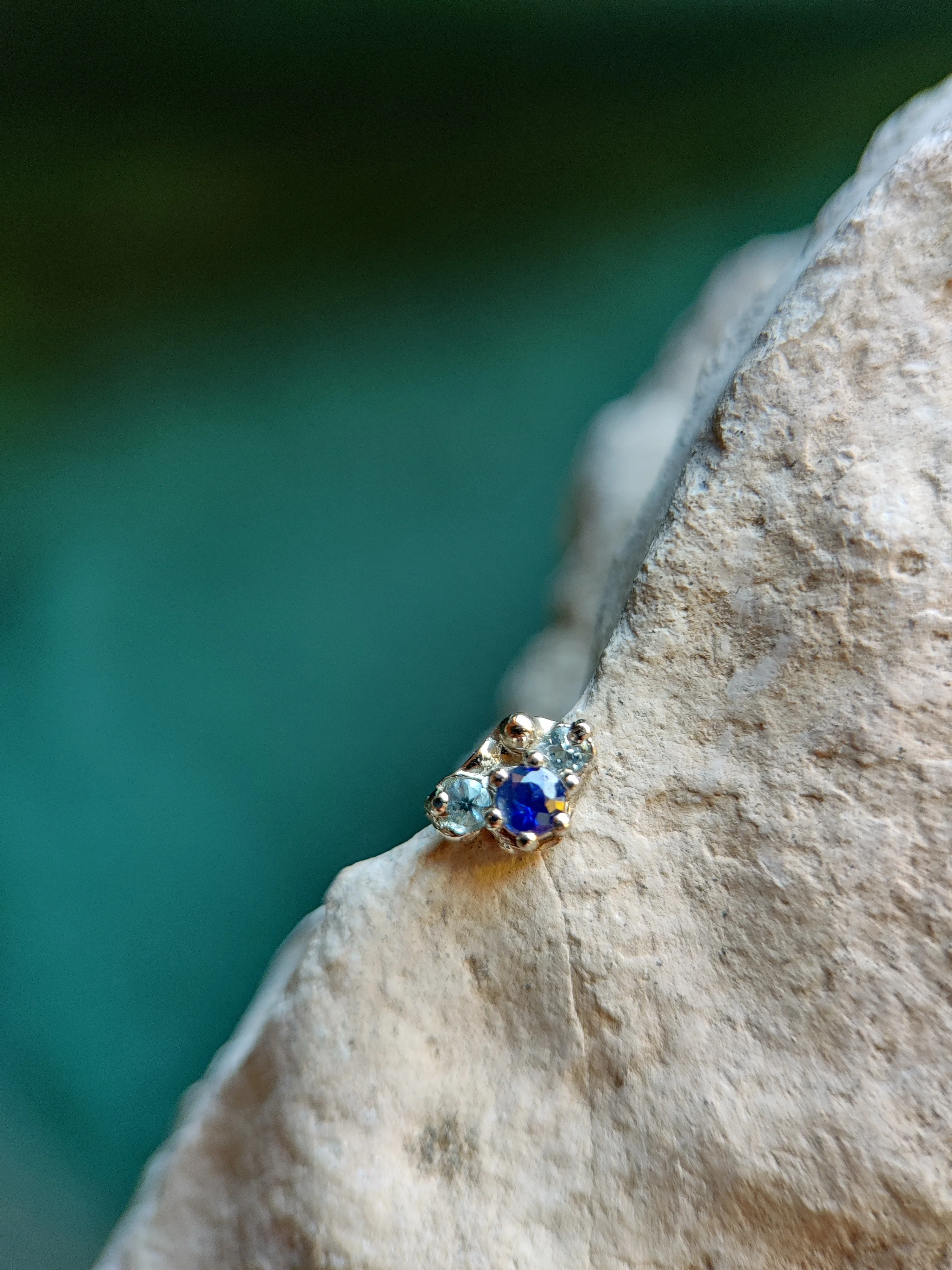 Losse oorbel of neuspiercing in 18k wit goud met saffier en aquamarijn: Rosalie